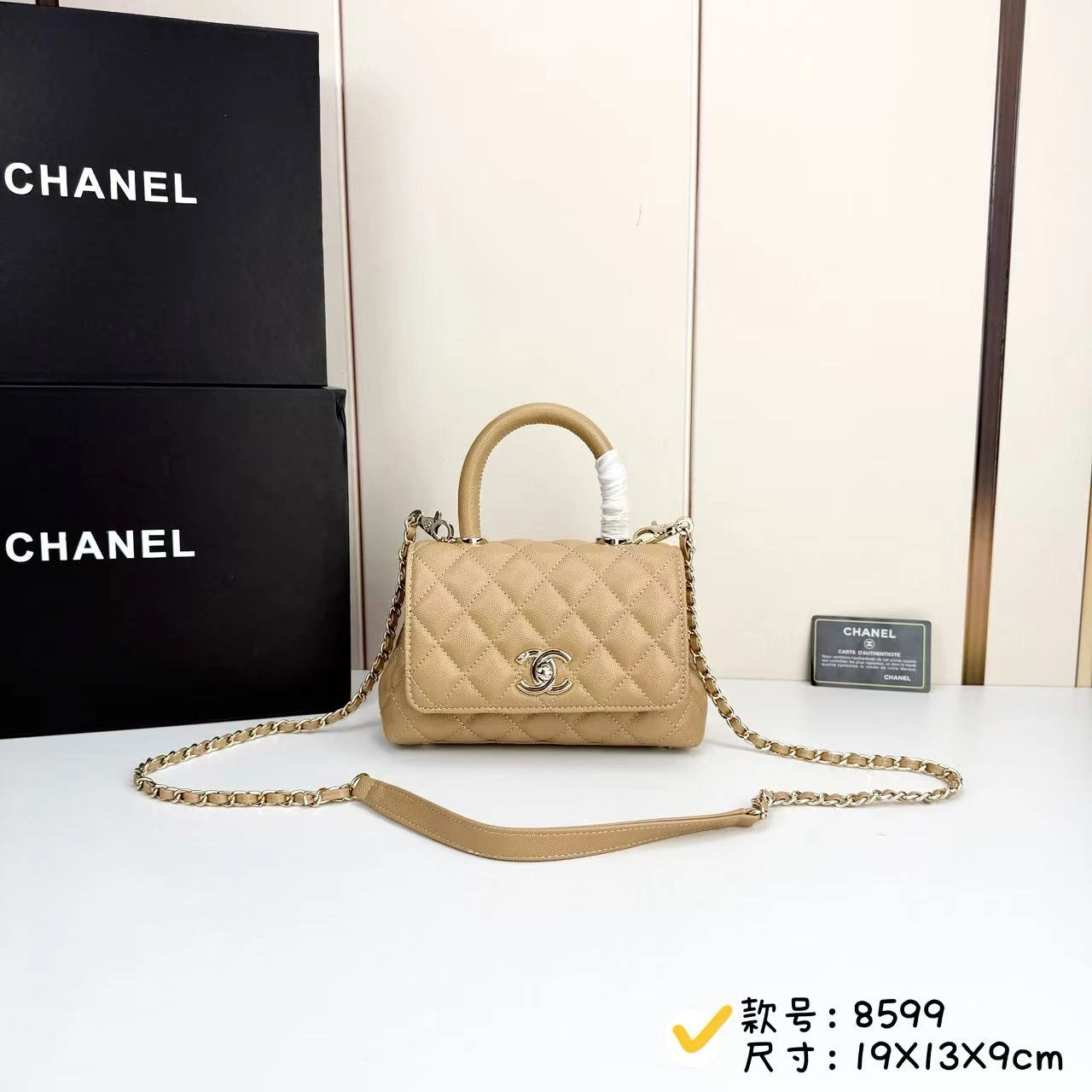 シャネル 24K ココハンドルシリーズ🎉 スモールサイズは、手持ち、持ち歩き、クロスボディのどれでも使い勝手が抜群です😚 容量もほどよく、実用的で、私のように外出時に持ち物が少ない女性には本当にぴったりです!👌 ココハンドルもシャネルの人気定番モデルの一つです💯 私は、この上品でエレガント、かつ気品を感じさせるスタイルが大好きです。カジュアルにも仕事にもぴっ