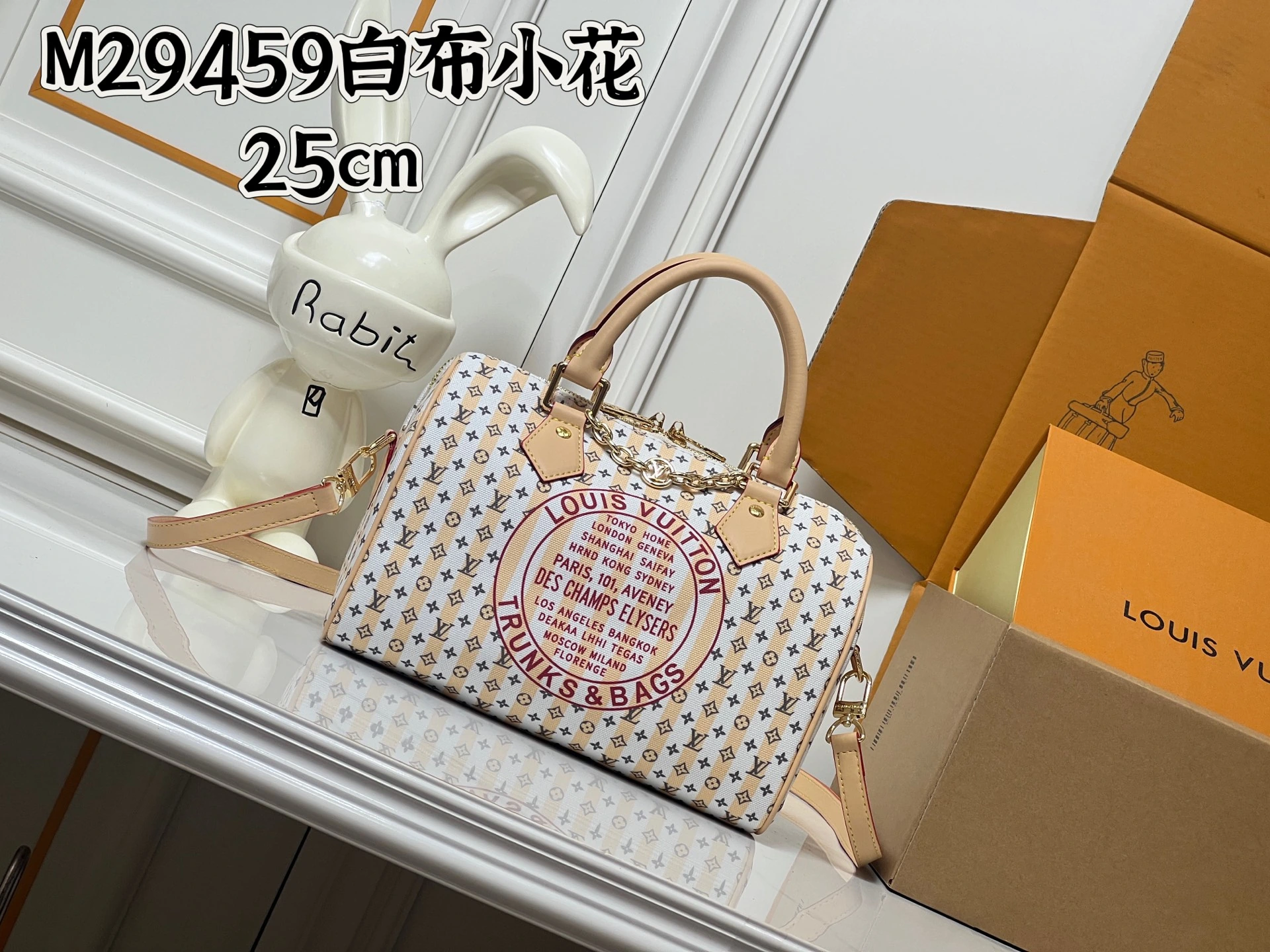ロット19160💰M29459 M40390 白い布地に小さな花柄。本モデルLV「Stamp」シリーズの定番「Speedy Bandouliere 25」ハンドバッグが新色で登場。ストライプ柄を採用し、ルイ・ヴィトンのミニモノグラム柄がアクセントになっています。キャンバス製のボディには牛革のトリミングが施され、象徴的なパドロックとLVサークルロゴが装飾され、