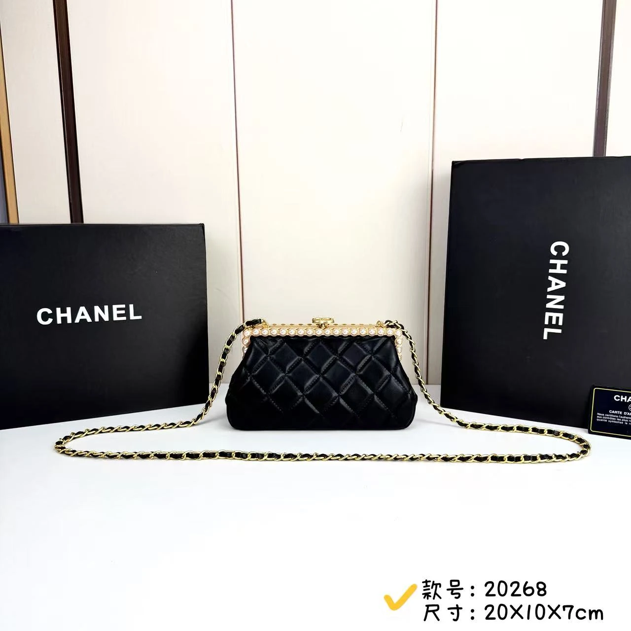 CHANEL26早春パール・イブニングバッグ クロスボディバッグ 彼女を私の「心の支えとなる真珠」にしよう✔CHANEL26早春パール・イブニングバッグ。昼は裕福な令嬢のような雰囲気、夜は街を席巻するアイテム。こんな多彩なコーディネートが楽しめるアイテムを好きにならないわけがない🥰 独特なスタイルは一目見たら忘れられないわ~~エレガントなゴールドトーンにゴー