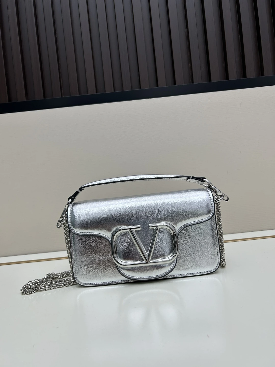 小サイズ ロット番号19210【520厳選】VALENTINO 華家 レディースMINILOCO カーフスキン新作。メタルチェーンと上質なレザーが織りなすユニークなダブルハンドル。ハンドルを外せばクラッチバッグとしても使用可能。多彩なスタイリングが楽しめる、実用性とファッション性を兼ね備えたアイテム。 Garavani Stud Sign ソフトレザーショル