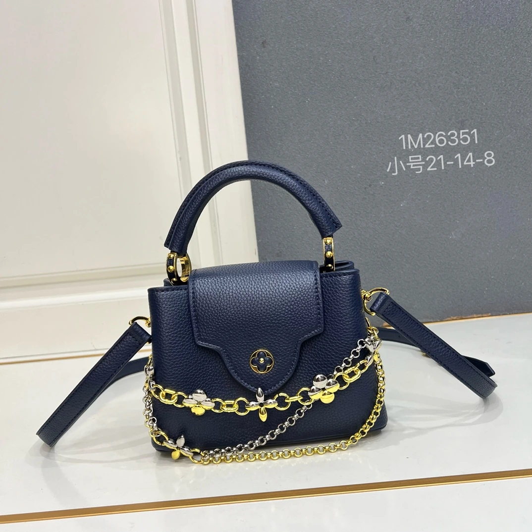 スモールサイズ 1M26351。このモダンな「カプシーヌ」ミニは、時代を超えた魅力を持つタウリヨンレザーを使用し、ジュエリーからインスピレーションを得た「インフィニティ」チェーンをあしらっています。バッグには、象徴的なモノグラムの花柄と、サンレイ加工が施されたLVイニシャルロゴを含む2つの亜鉛メッキの金具があしらわれ、日時計のような光と影の効果を生み出してい