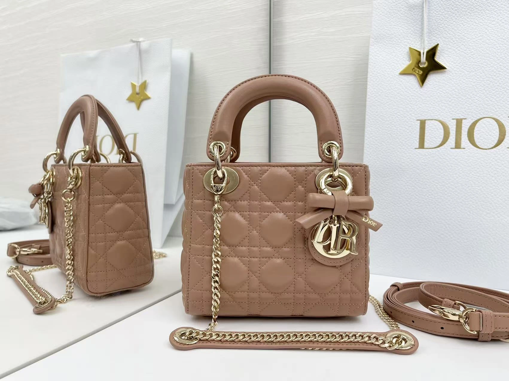 (アップグレード版 内側:羊の腱) バタフライ🦋フェスティバル❤️❤️Lady Dior 3つのコンパートメントを備えたブラックシープスキン製、シルバーの金具をあしらったクラシックなダイアナ・バッグは、Diorの優雅さと美しさに対する深い洞察を体現しています。丹精込めて製作され、ウィッカー柄のサテンステッチで目を引くキルティングディテールを施した、上品でクラ