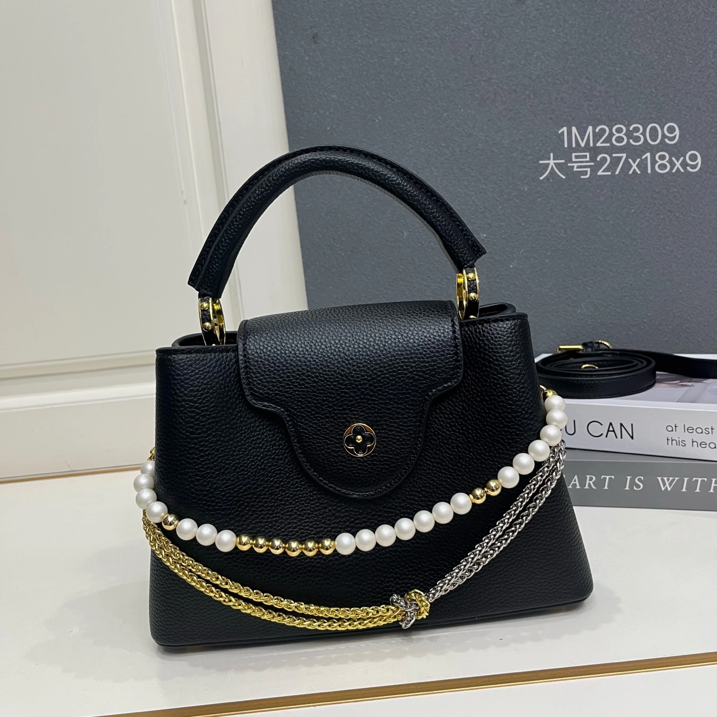 ラージサイズ 1M28309。この「カプシーヌBB」ハンドバッグは、繊細なタウリヨン牛革に深みのある色合いが染め上げられ、まるでジュエリーのようなダブルメッキチェーンが組み合わされ、WhyKnorシリーズにエレガントなディナーシーンにふさわしい一品を加えています。 チェーンにはモノグラムの装飾と精巧なビーズがあしらわれています。内側に収納したり外側に展開した