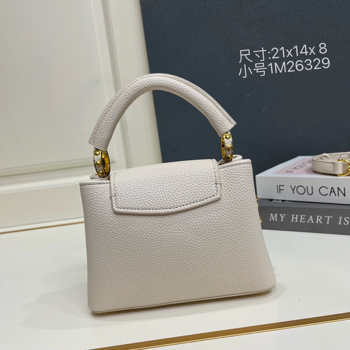 スモールサイズ。この LV 「ミラージュ」エディションの「カプシーヌ ナノ」ハンドバッグは、「エクセプショナルズ」コレクションに属し、サテン仕上げのタウリヨン牛革を使用しており、ディナーパーティーに最適な一品です。モノグラムの花柄がクリスタルのような輝きを放ち、メタル製の LV の文字がさらに華やかさを添えています。内側にはポケットと鏡が備わり、多彩な持ち方
