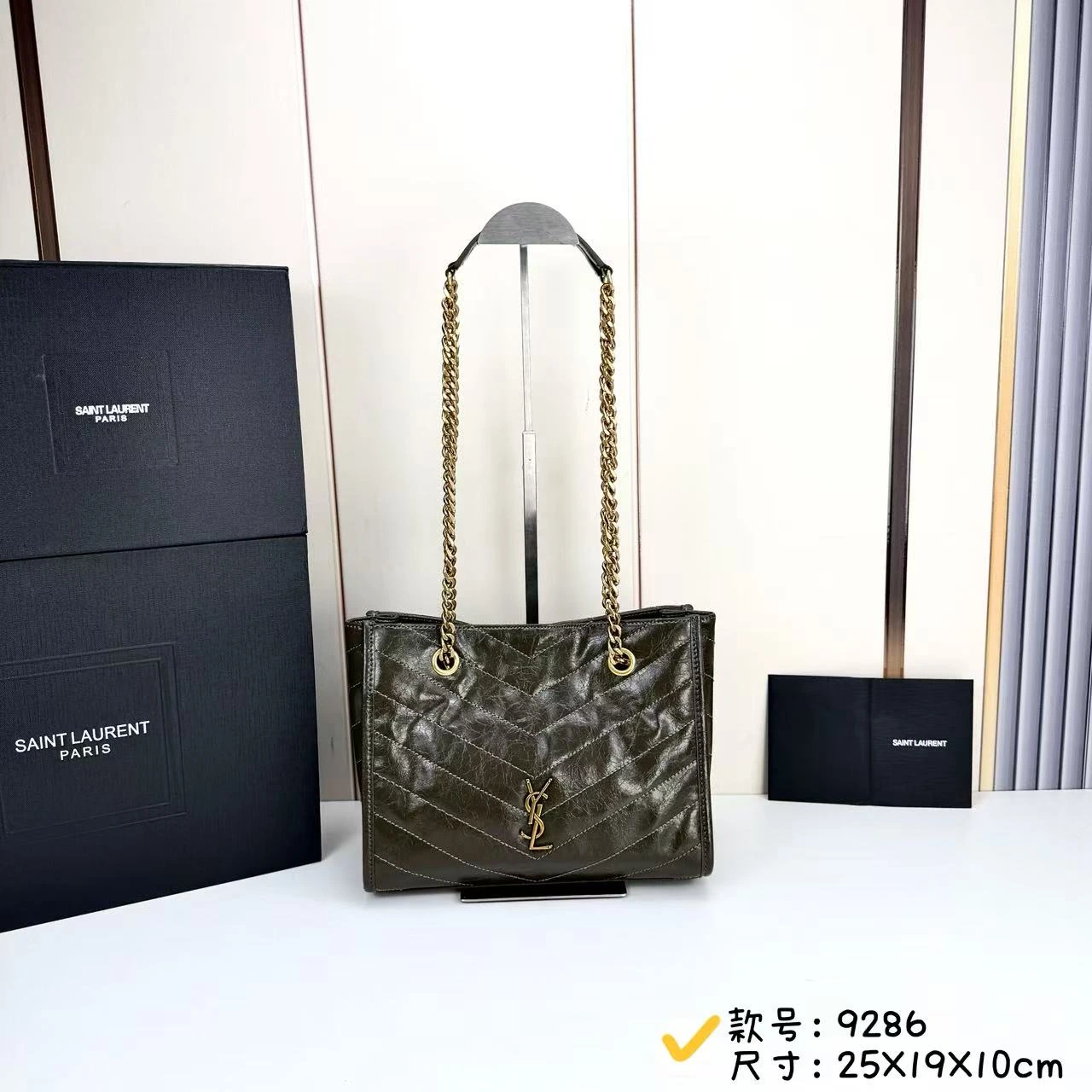 NIKI スモールサイズ ヴィンテージ風レザーショッピングバッグ スモールサイズNIKI ヴィンテージ風牛革の横型ショッピングバッグで、LE CASSANDREとV字型のステッチがアクセントになっています。 この軽量で広々としたハンドバッグにはチェーンストラップが付いており、ショルダーバッグとして持ち運べます。ヴィンテージで上品なデザインは、コートやニットス