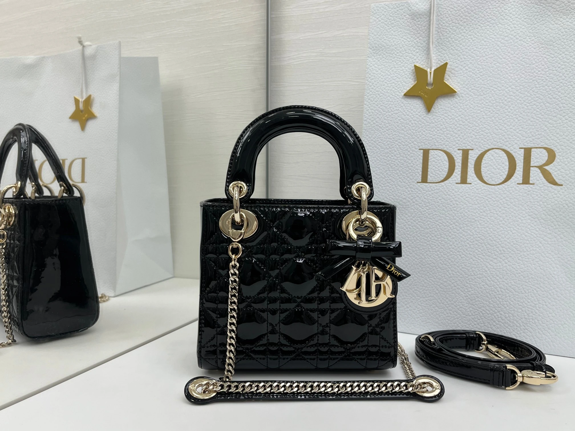 (アップグレード版 内側:羊の腱) バタフライ🦋フェスティバル❤️❤️Lady Dior 3つのコンパートメントを備えたブラックシープスキン製、シルバーの金具をあしらったクラシックなダイアナ・バッグは、Diorの優雅さと美しさに対する深い洞察を体現しています。丹精込めて製作され、ウィッカー柄のサテンステッチで目を引くキルティングディテールを施した、上品でクラ