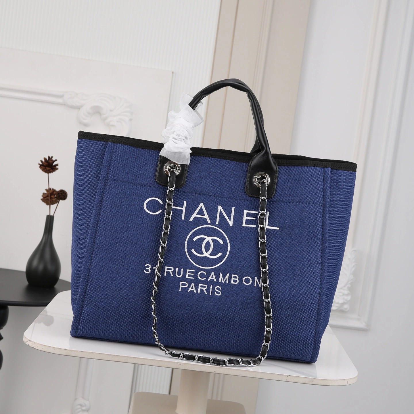 新作 19200💰 ビーチバッグ||👜 私は大容量のバッグが大好きで、特にこのシャネルのビーチバッグは最高!ビーチで必要なものをすべて収納できて、海辺で楽しい一日を過ごせます。🏖️ ☀️ このバッグはシンプルでスタイリッシュなデザインで、シャネルの定番要素が取り入れられており、海辺で私をファッションの女神にしてくれます。🌊 👒 さらに、このバッグの素材は丈夫
