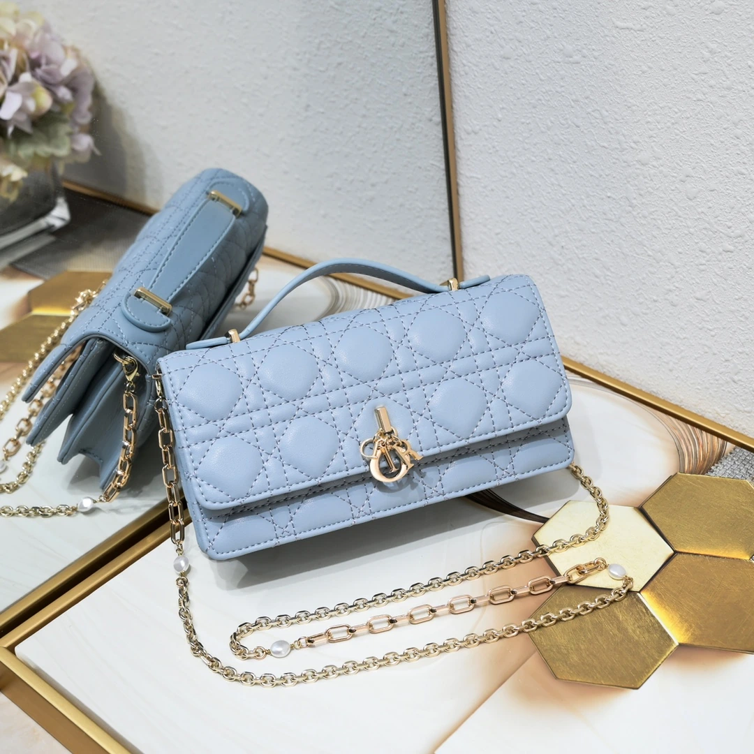 Sサイズ モデル番号:CD-2023 シープスキン レディ Dior パールクラッチバッグ ❤️❤️ 専用ボックス付き このクラッチバッグは今シーズンの新作で、上部にハンドルが付いており、エレガントで実用的。Lady Dior シリーズのラインナップをさらに充実させます。ラッカーレザーを丁寧に仕立て、ウィローパターンをあしらい、フラップデザインにD.I.O