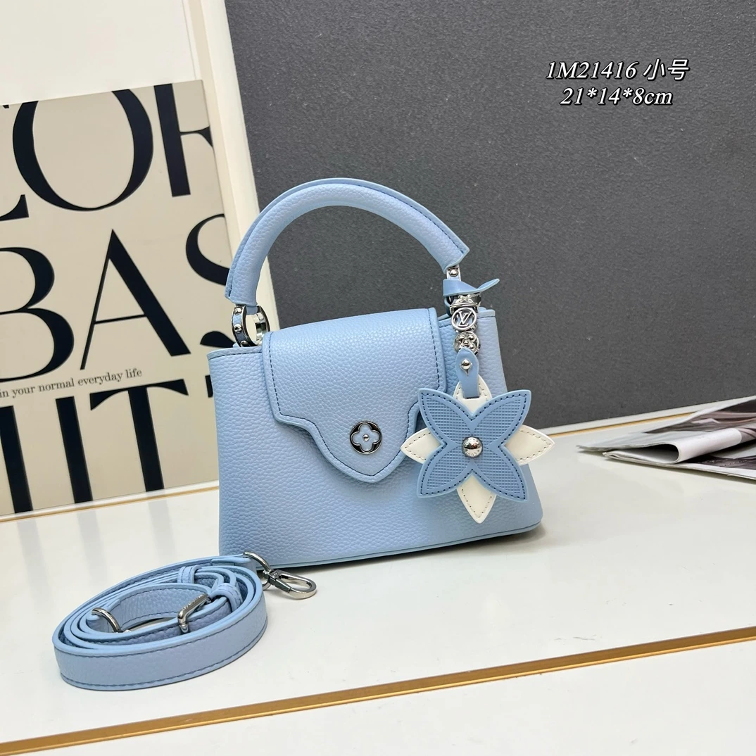 p 黒い花モチーフのチャームをあしらった「カプシーヌ」ミニバッグは、柔らかなタウリヨン牛革を使用し、取り外し可能なモノグラムフラワーのレザー装飾が今シーズンの新鮮なアクセントを添えています。トップハンドルと取り外し・長さ調節が可能なショルダーストラップを巧みに活用することで、ハンド持ち、肘掛け、ショルダー、クロスボディと、持ち方を自在に切り替えることができま