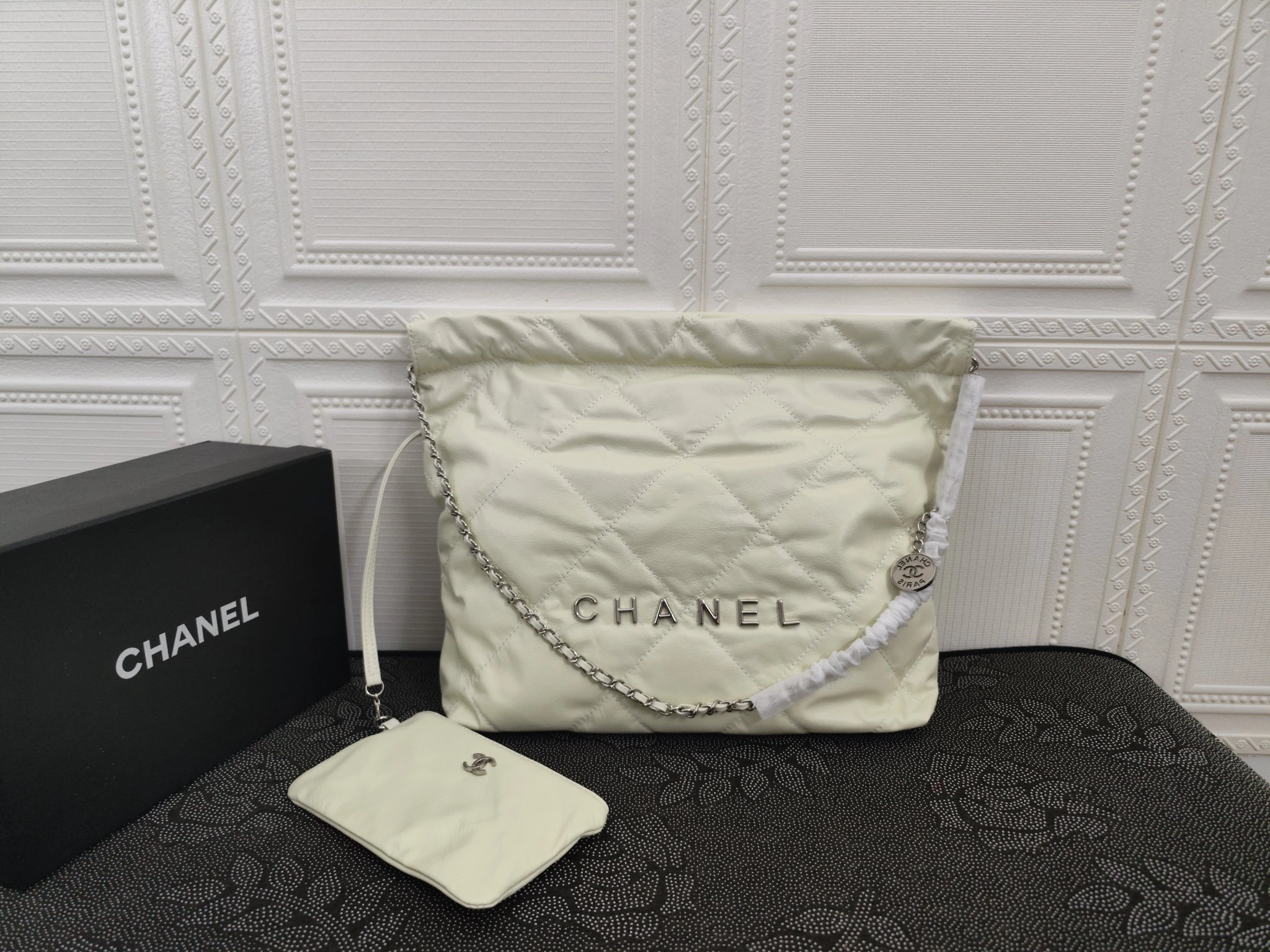 /220..CHANEL🔥!🔥!🔥!公式サイトの正規品がついに登場:モデル207-1 Mサイズ:39X42X8Cm 207-1:Sサイズ:35X37X7Cm:2022年春の新作在庫あり:牛革シリーズ。仔牛革の美しい光沢と、滑らかで繊細な肌触りが心地よい。カジュアルなドローストリング付きボディバッグで、大容量かつスタイリッシュでどんなスタイルにも合わせやすい