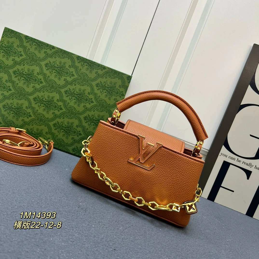 「カプシーヌ」バッグは、「ハーモニー」コレクションのデザイン要素を取り入れ、華やかなチェーンでモノグラム・フラワーのインスピレーションを表現しています。タウリヨン牛革製のボディには、樹脂コーティングを施したLVのロゴがアクセントとして配され、外側に開くことも内側に収納することもできるフラップを開けると、複数のポケットを備えた整然とした内側