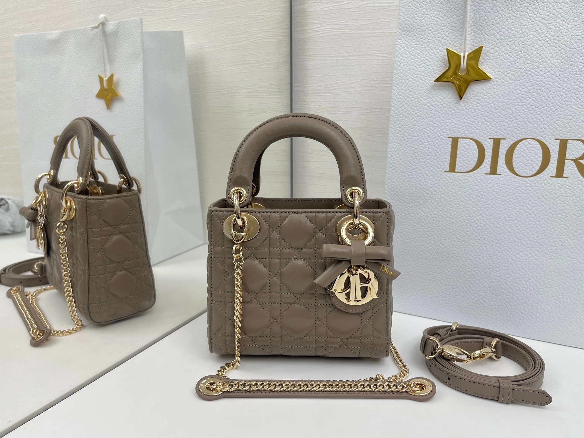 (アップグレード版 内側:羊の腱) バタフライ🦋フェスティバル❤️❤️Lady Dior 3つのコンパートメントを備えたブラックシープスキン製、シルバーの金具をあしらったクラシックなダイアナ・バッグは、Diorの優雅さと美しさに対する深い洞察を体現しています。丹精込めて製作され、ウィッカー柄のサテンステッチで目を引くキルティングディテールを施した、上品でクラ