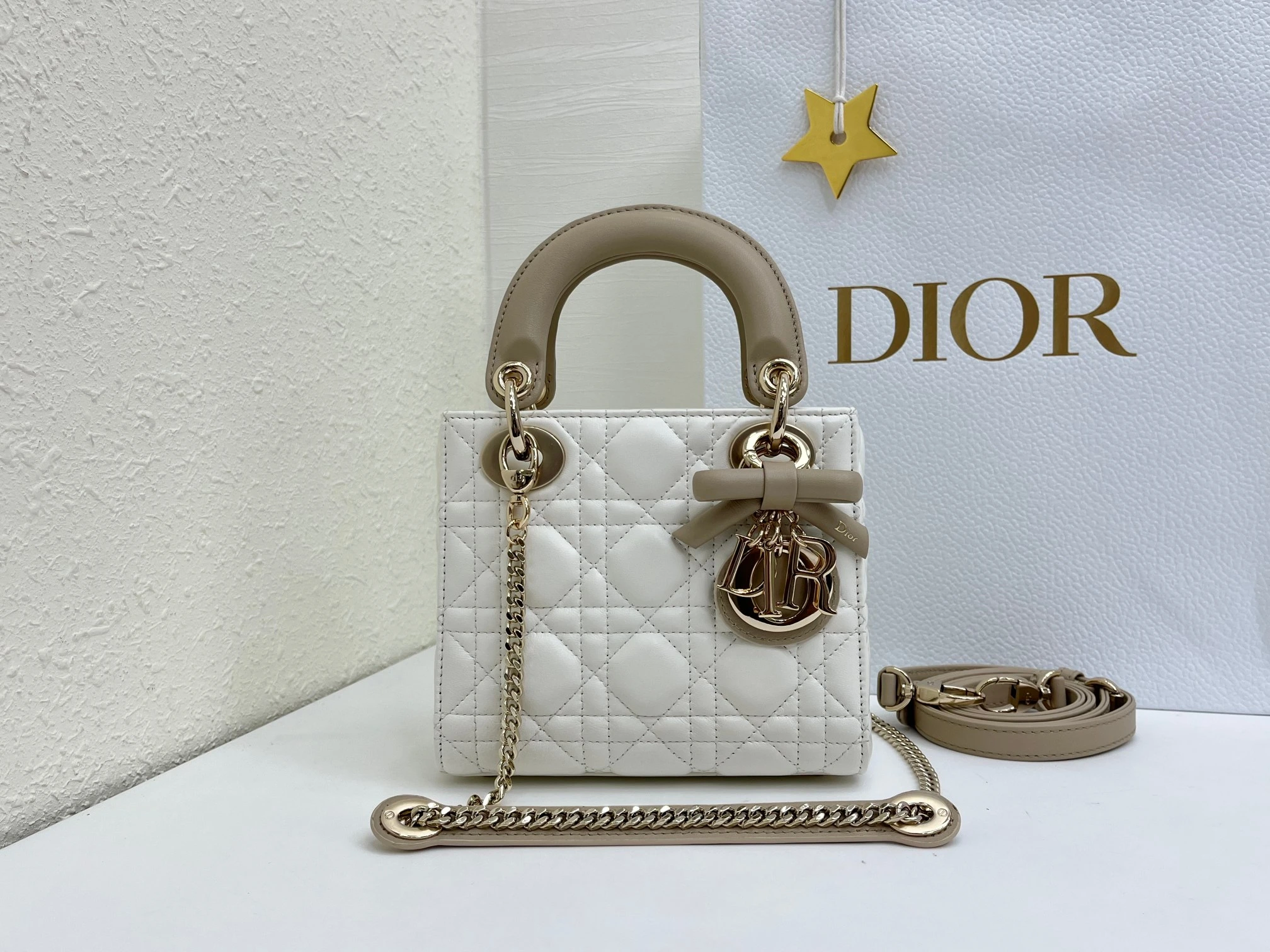 (アップグレード版 内側:羊の腱) バタフライ🦋フェスティバル❤️❤️Lady Dior 3つのコンパートメントを備えたブラックシープスキン製、シルバーの金具をあしらったクラシックなダイアナ・バッグは、Diorの優雅さと美しさに対する深い洞察を体現しています。丹精込めて製作され、ウィッカー柄のサテンステッチで目を引くキルティングディテールを施し、エレガントで