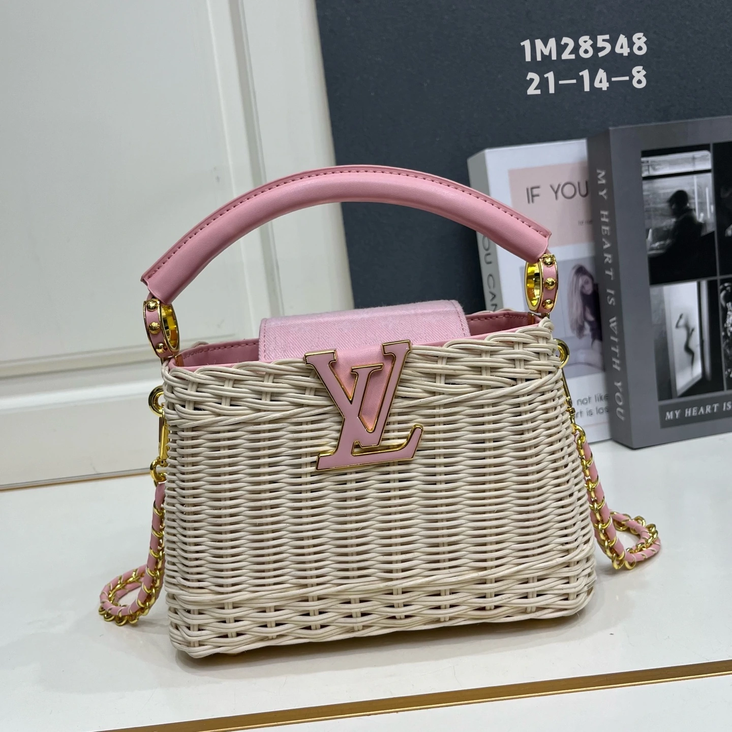 290 この「カプシーヌ」ミニバッグは、「ラタン」コレクションの一品で、フラップ付きのデザインにルイ・ヴィトンのモノグラム柄をあしらい、今シーズンの洗練されたスタイルを演出しています。同系色のレザーで施された「LV」の文字と、エレガントな取り外し可能な編み込みチェーンが、バッグのボディを巧みに彩っています。2通りの持ち方を自由に切り替えられ、フラップを内側に