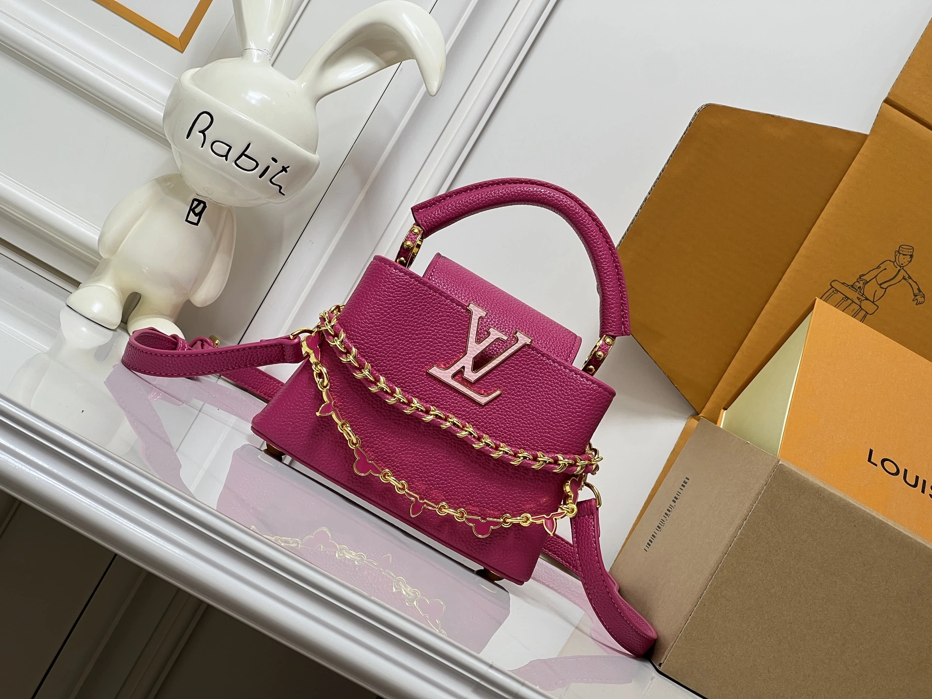 ロット番号19250💰 M26329 本作 LV 「ミラージュ」バージョンのカプシーヌ・ナノ ハンドバッグは、「エクセプショナルズ」シリーズに属し、サテン調のタウリヨン牛革を使用しており、ディナーパーティーに最適な一品です。モノグラムの花柄がラインストーンのような煌めきを放ち、メタル製の LV イニシャルがさらに華やかさを添えています。内側にはポケットと鏡が