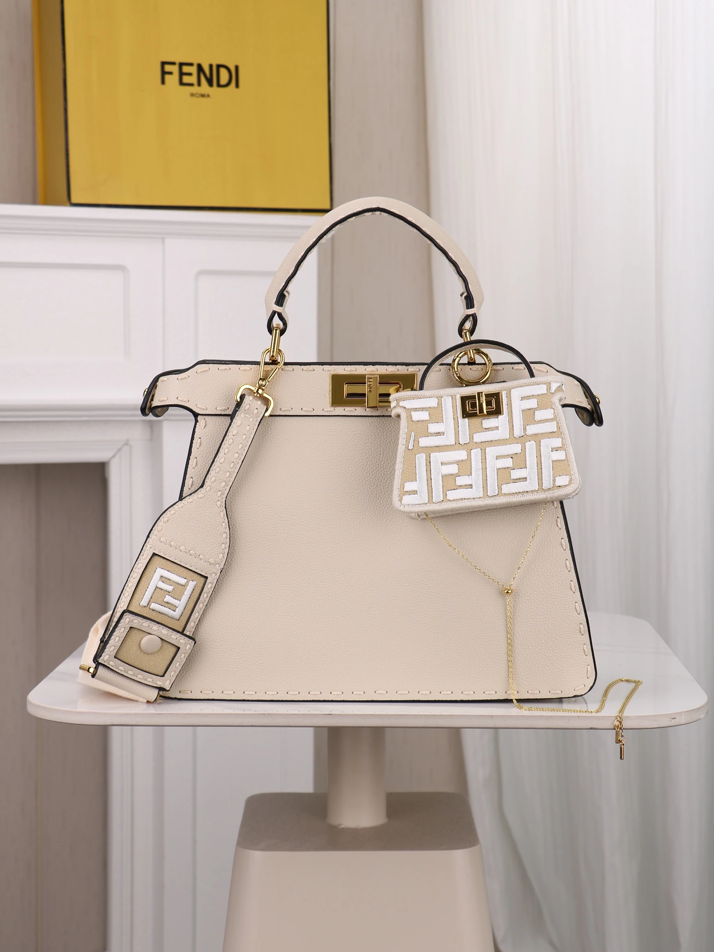 (モデル3310)—————NEW——— Fendi 象徴的な「Peekaboo ISeeU」ミディアムサイズのハンドバッグ。フルグレインレザー製で、太めのハンドステッチが施され、両サイドにはクラシックなツイストロックがあしらわれています。外側から同系色のフルグレインレザーの裏地が見え、2つのコンパートメントは硬質の仕切り板で区切られています。取り外し可能で