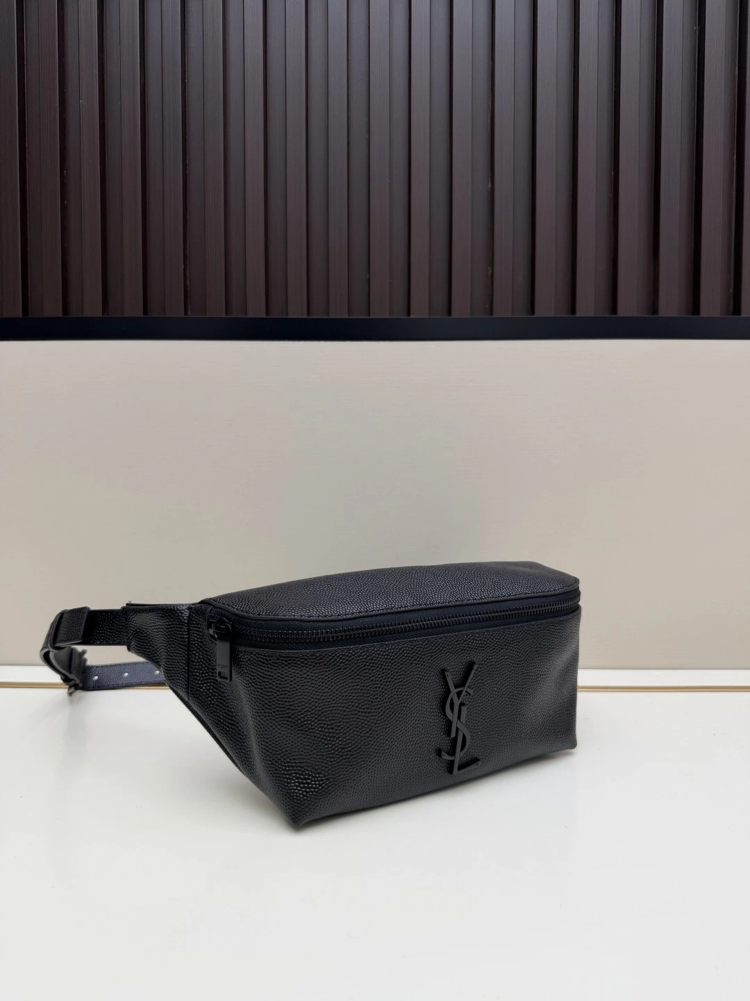 【新商品入荷】Yブランドのブティックから登場した最新ビッグロゴウエストポーチ!高級キャビア調のレザーを使用し、特注の金具を採用した、市場で唯一無二のアイテム!フォルムはクラシックな半円形のボディで、レザーショルダーストラップには調節用バックルが付いており、体型を問わずお使いいただけます。また、チェストポーチやクロスボディバッグとしても調整可能で、バッグの機能
