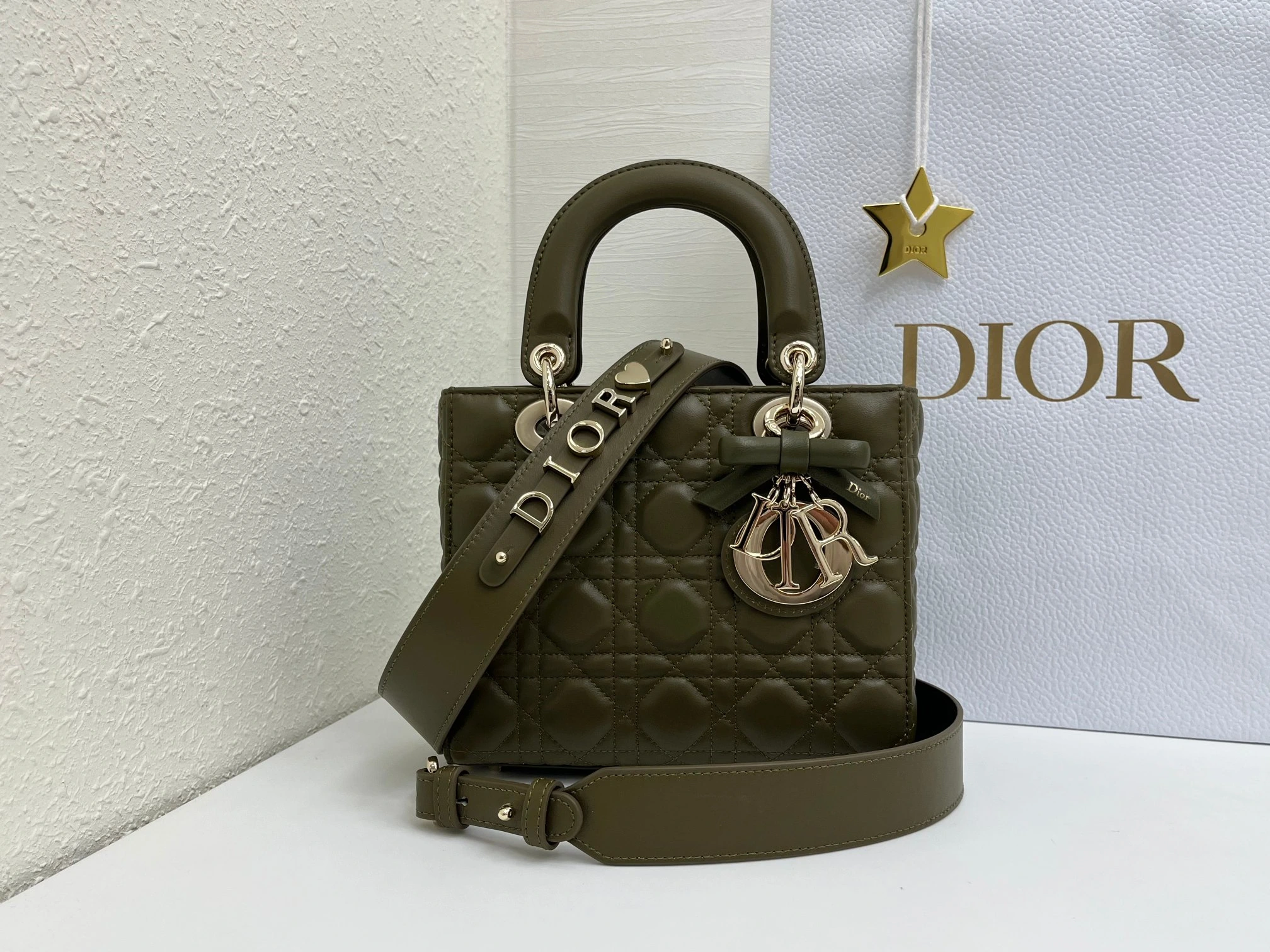 (アップグレード版 内側:羊革) リボン🦋Lady Dior My ABCDior このハンドバッグは、Diorが持つ優雅さと美しさに対する深い洞察を余すところなく体現しています。上質なラムレザーを使用し、ウィッカー柄のステッチで目を引くキルティングディテールを施した、時代を超えた洗練されたデザインです。淡いゴールド仕上げのメタル製「D.I.O.R.」チャー