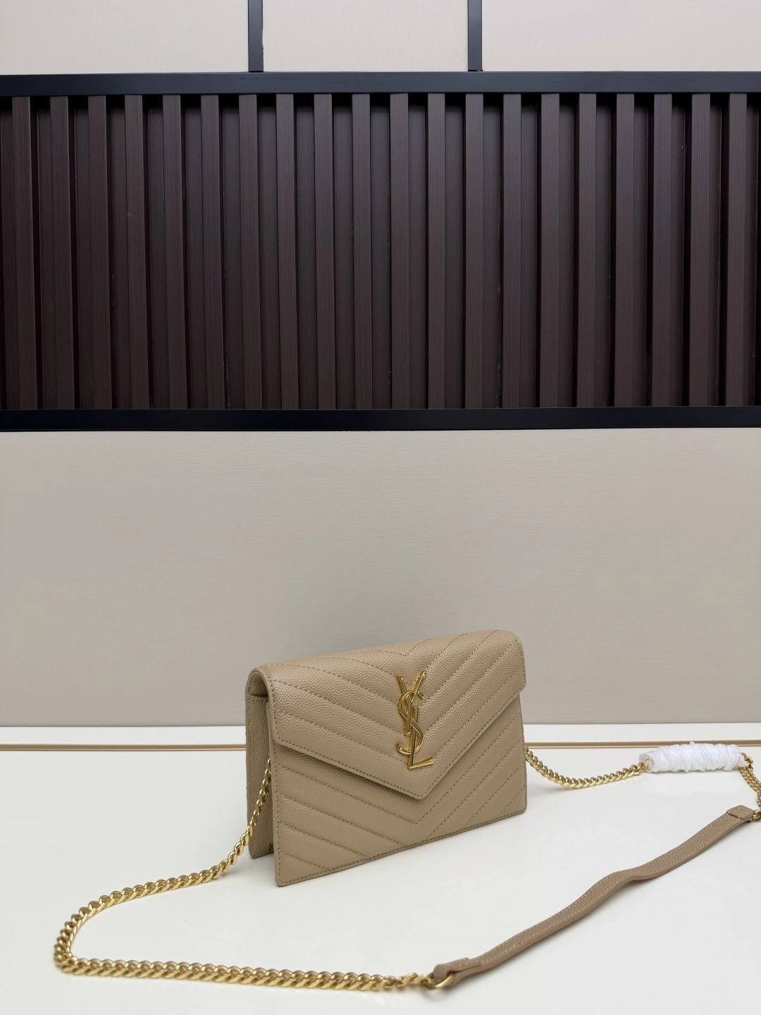 YSL イヴ・サンローランから大ヒットアイテムが登場👉 言うまでもなく(Saint Laurent)💗、チェーンバッグはファッション界で今や大ブームです。この老舗のフランス高級ブランドは並外れた魅力を持ち、LOOK 見どころが尽きません💫! 素材は輸入カーフスキン🐂、イタリア特注のロゴ刻印入り金具🔱、細部に至るまでZPの基準を忠実に再現!セレブ御用達で、見た