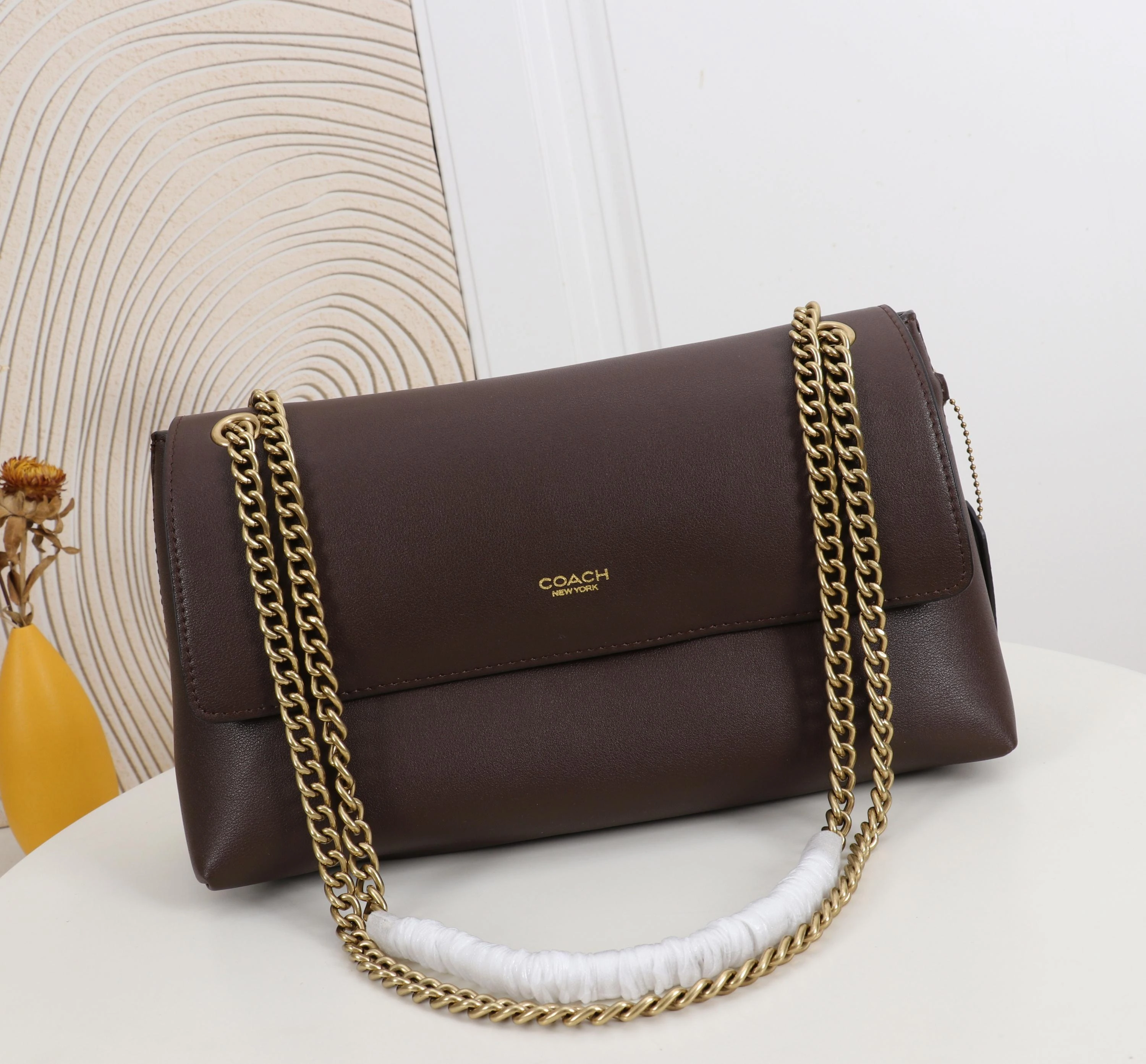 Coach コウチシン 新作 CHELSEA シリーズ ショルダーバッグ。大容量で、チェーン🔗のショルダーストラップを採用。型番:CDS61 サイズ:30×18×12cm