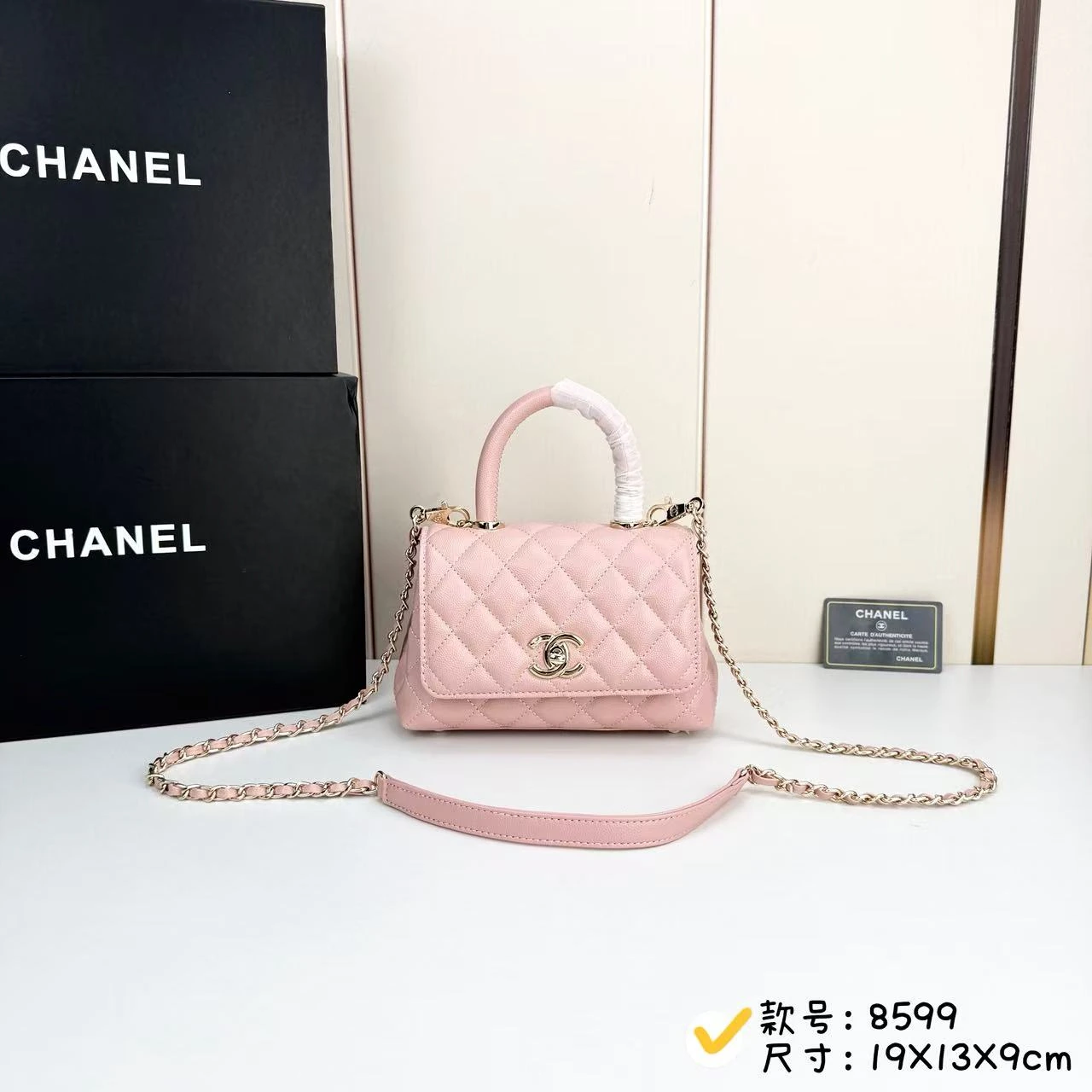 シャネル 24K ココハンドルシリーズ🎉 スモールサイズは、手持ち、持ち歩き、クロスボディのどれでも使い勝手が抜群です😚 容量もほどよく、実用的で、私のように外出時に持ち物が少ない女性には本当にぴったりです!👌 ココハンドルもシャネルの人気定番モデルの一つです💯 私は、この上品でエレガント、かつ気品を感じさせるスタイルが大好きです。カジュアルにも仕事にもぴっ
