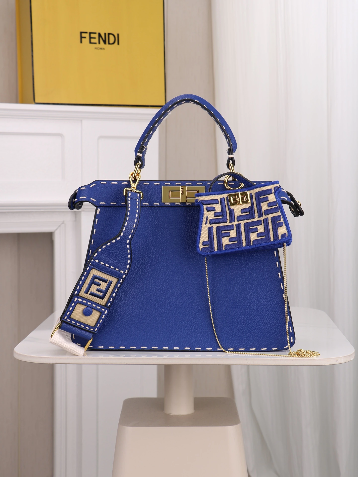 (モデル3310)—————NEW——— Fendi 象徴的な「Peekaboo ISeeU」ミディアムハンドバッグ。フルグレインレザー製で、太めのハンドステッチが施され、両サイドにはクラシックなツイストロックがあしらわれています。外側から同系色のフルグレインレザーの裏地が見え、2つのコンパートメントは硬質の仕切り板で区切られています。取り外し可能でカスタマ