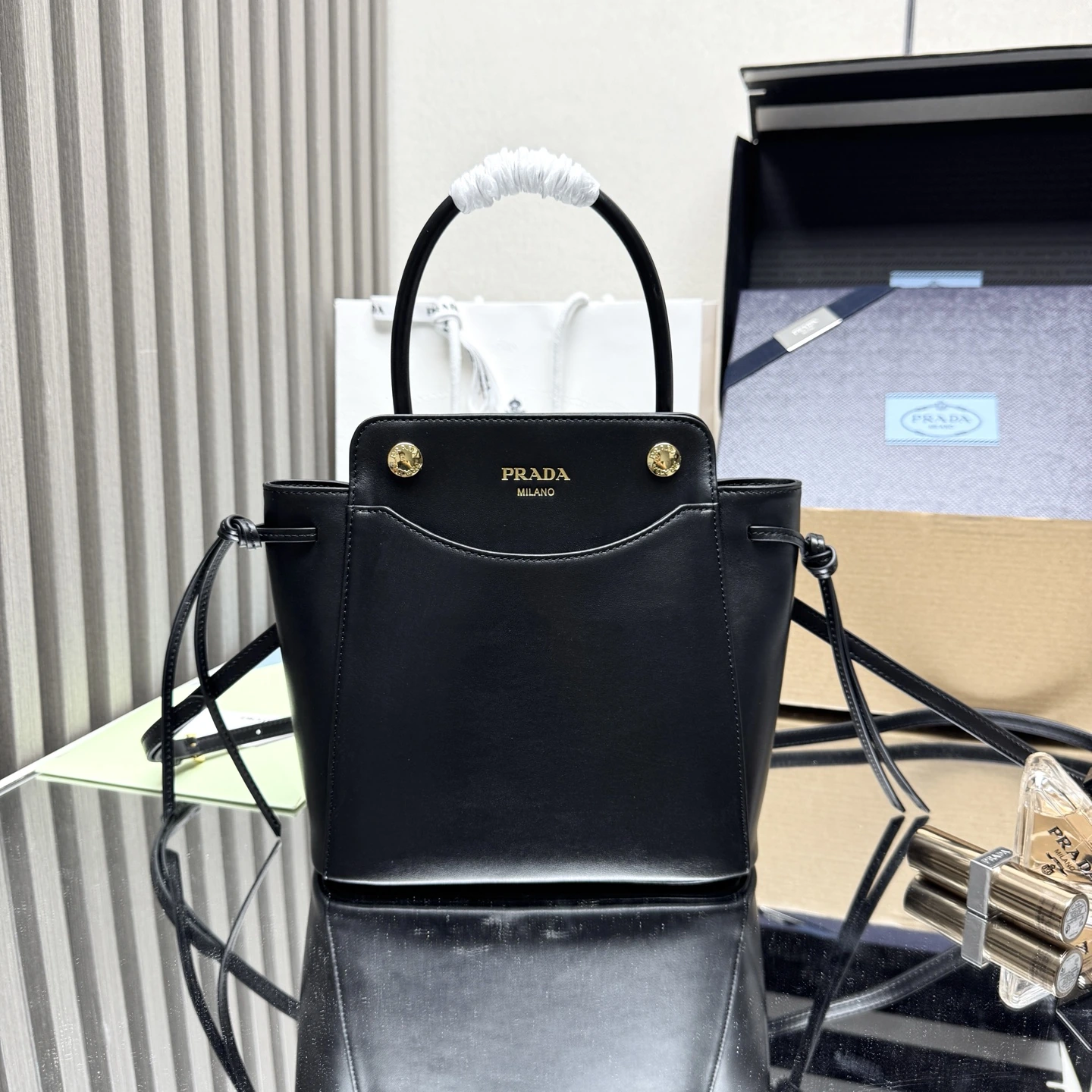🎉新作Carryハンドバッグ🎉1BA496🎉🎉このハンドバッグは、スタイリッシュで洗練されたデザインにより、日常使いのあらゆる細部にダイナミックな美しさを取り入れています。広々としたこのバッグは輸入牛革で作られており、取り外し・長さ調節が可能なレザーショルダーストラップが付属しています。マグネット式の開閉機構は、独特なレトロなスタイルを醸し出しています。身に