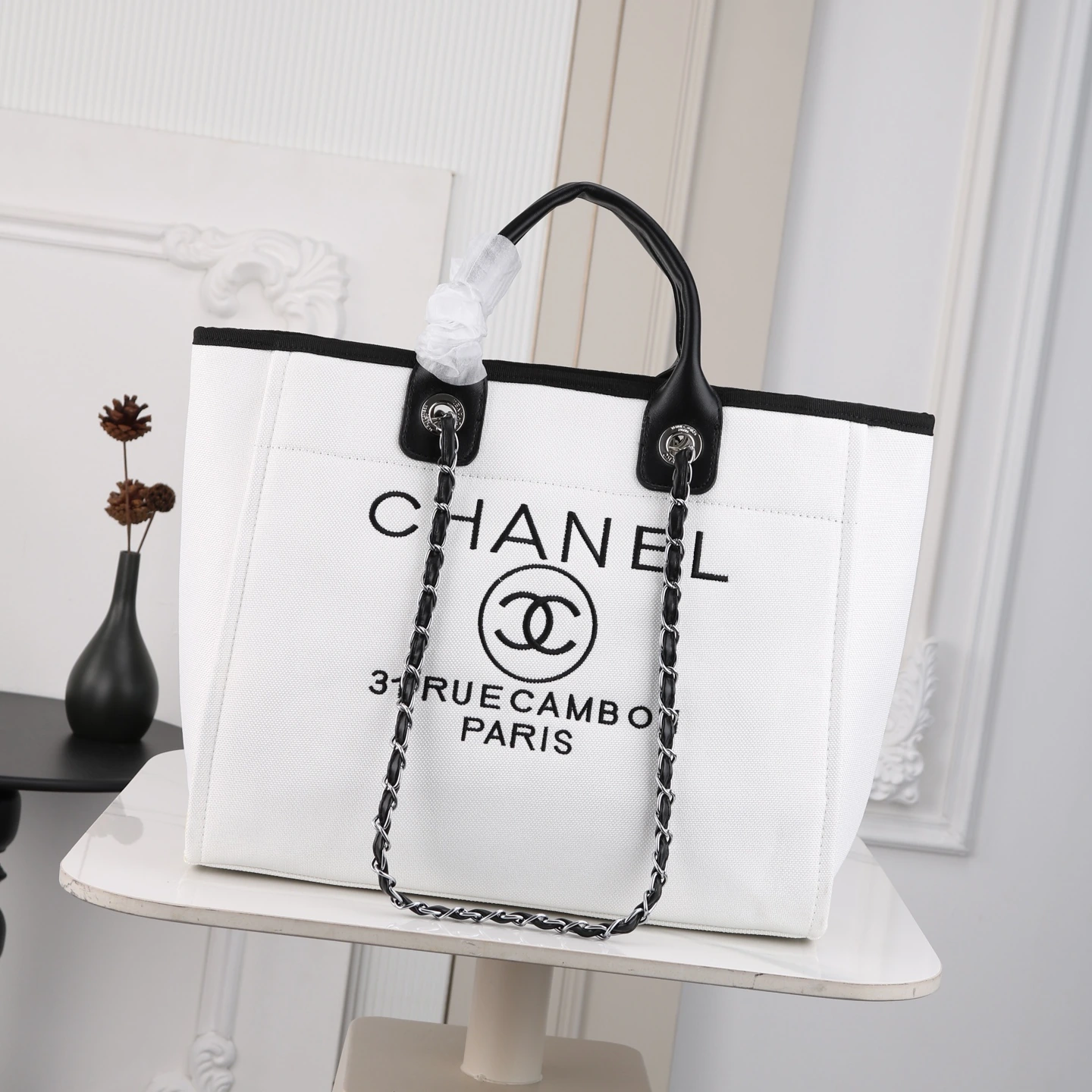 新作 19200💰 ビーチバッグ||👜 私は大容量のバッグが大好きで、特にこのシャネルのビーチバッグは最高!ビーチで必要なものをすべて収納できて、海辺で楽しい一日を過ごせます。🏖️ ☀️ このバッグはシンプルでスタイリッシュなデザインで、シャネルの定番要素が取り入れられており、海辺で私をファッションの女神にしてくれます。🌊 👒 さらに、このバッグの素材は丈夫