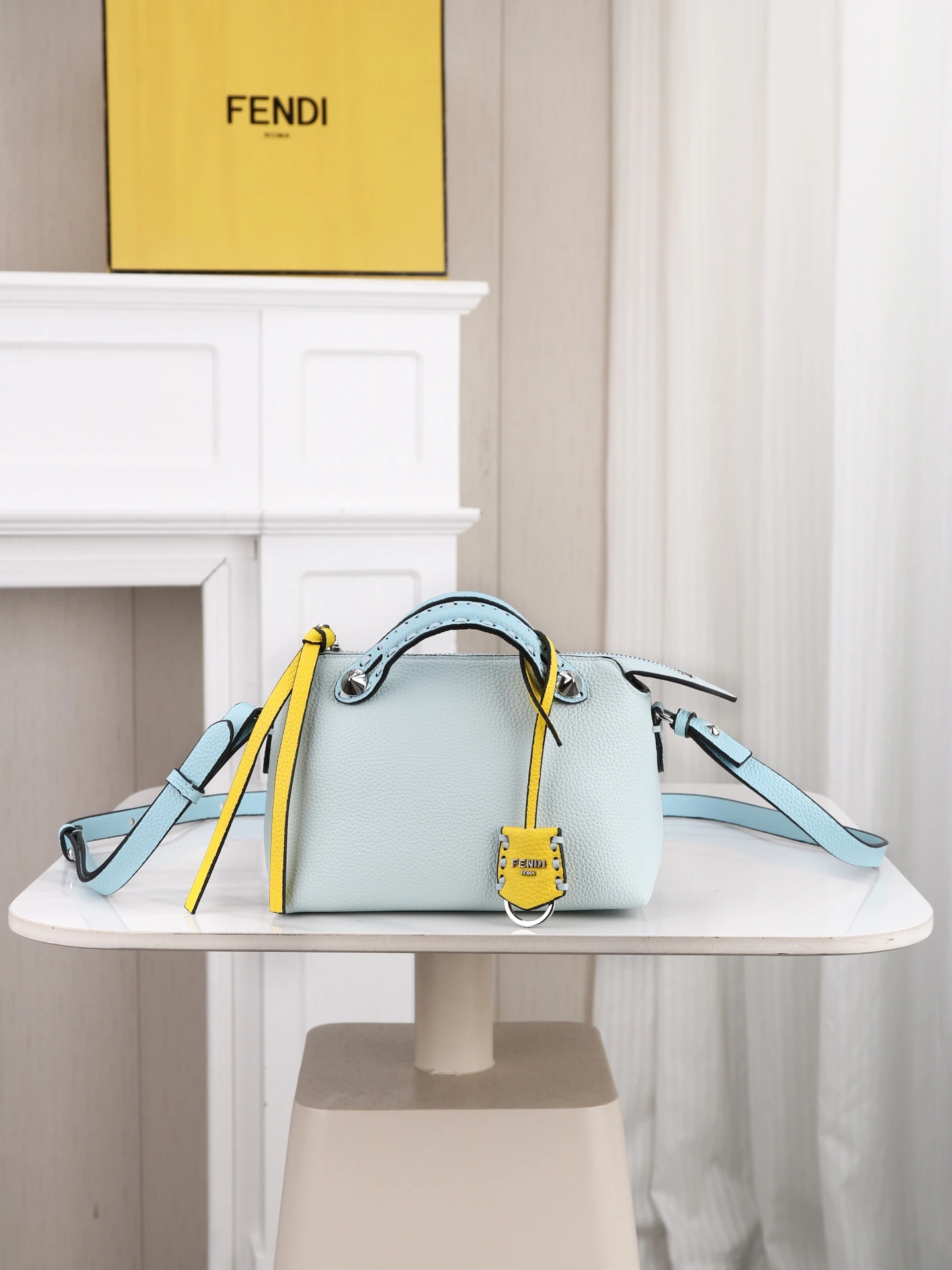 モデル1120 FENDI^ 新作ボストンバッグ~ クラシックなモノグラム柄の生地とカーフレザーを組み合わせ、ダブルハンドルとチャーム付き。長さ調節・取り外し可能なショルダーストラップ付き、上部はファスナー開閉式で、内側にはポケットも付いています。収納力も抜群です~ 型番:1011 サイズ:20/8.5/14cm80f