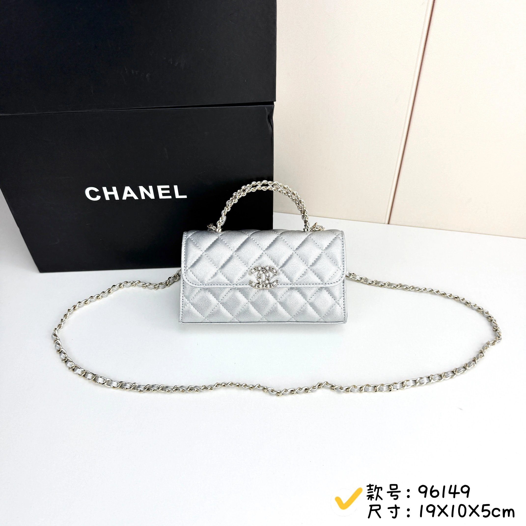 Chanel ハンドル付きケリーバッグ 革チェーンデザイン・ハンドル付き・持ち手は2本の革チェーンが交差したデザイン・ライトゴールドのクラシックな金具。手持ちもショルダーも可能です。スモール・ケリーのショルダーストラップは、平均的な身長の方にぴったりで、長すぎず、あの「太めの」モデルよりも短めです。チェーンをバッグの中に収納することもでき、手持ちならよりエレ