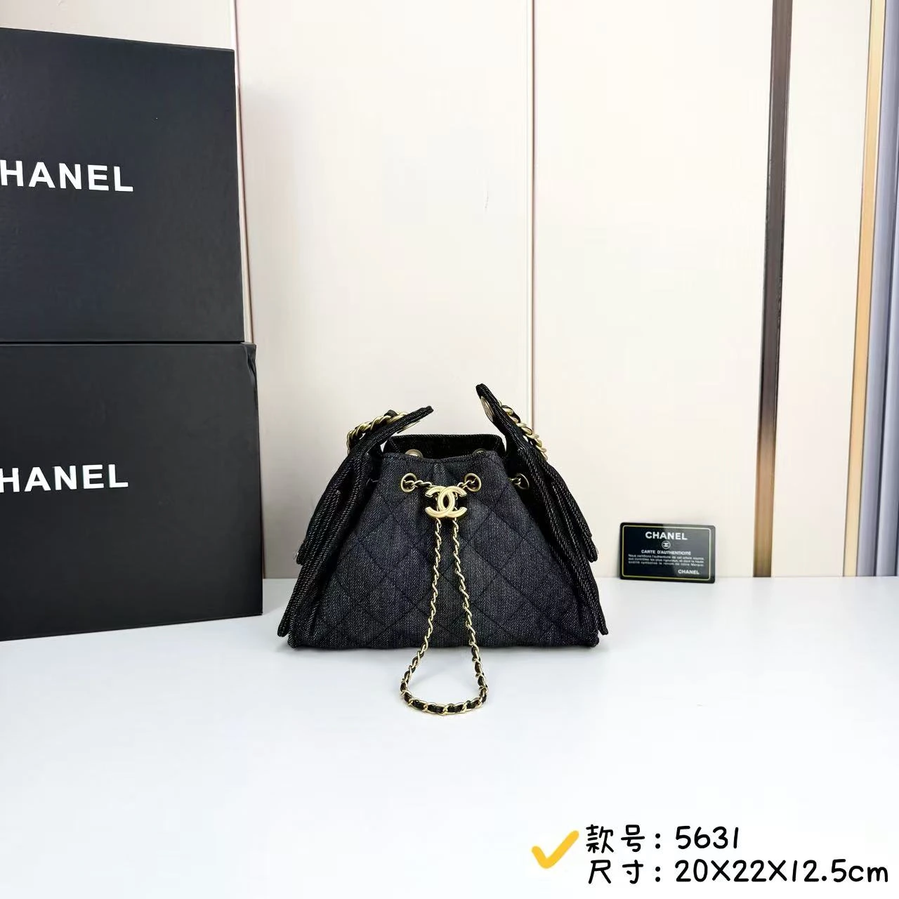 Chanel 25S ホーボー ドローストリング ミニバケットバッグ デニムブルー💙 アップグレード版⬆️ ライトブルーの25bagは、真夏のために特別に用意されたものですね。25 Bagの人気がどれほど高いかは、言うまでもありません~ 真夏には、ライトブルーのデニムミニバケットバッグが女の子たちに大人気です! 爽やかなライトブルーのデニム+ほんのりヴィンテ