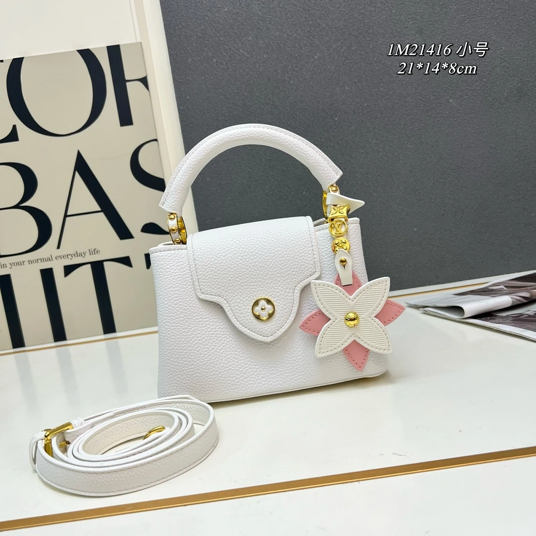 p 黒い花モチーフのチャームをあしらった「カプシーヌ」ミニバッグは、柔らかなタウリヨン牛革を使用し、取り外し可能なモノグラムの花型レザー装飾が今シーズンの新鮮なアクセントを添えています。トップハンドルと取り外し・長さ調節が可能なショルダーストラップを巧みに活用することで、ハンド持ち、肘掛け、ショルダー、クロスボディと、持ち方を自在に切り替えることができます