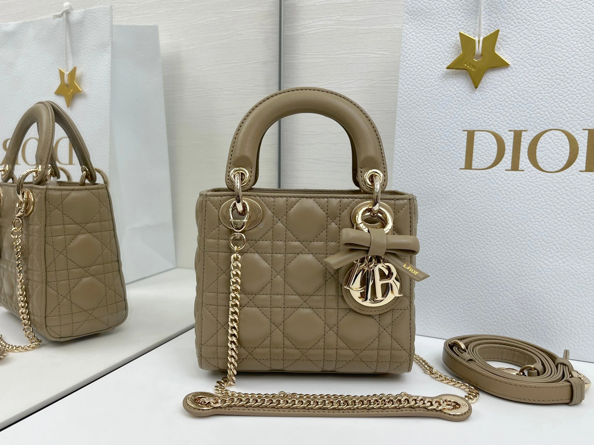 (アップグレード版 内側:羊の腱) バタフライ🦋フェスティバル❤️❤️Lady Dior 3つのコンパートメントを備えたブラックシープスキン製、シルバーの金具をあしらったクラシックなダイアナ・バッグは、Diorの優雅さと美しさに対する深い洞察を体現しています。丹精込めて製作され、ウィッカー柄のサテンステッチで目を引くキルティングディテールを施した、上品でクラ