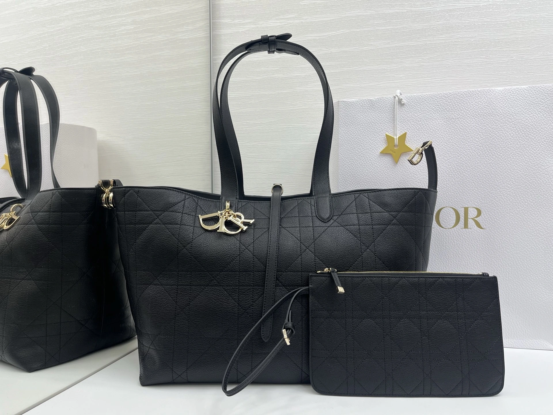 ラージサイズDIOR TOUJOURS ハンドバッグ――このDior「Toujours」ハンドバッグは、カジュアルで実用的、かつユニークなデザインが特徴です。 本体:牛革 裏地:牛革 サイズ:37 x 27 x 21 cm(縦×横×奥行き)