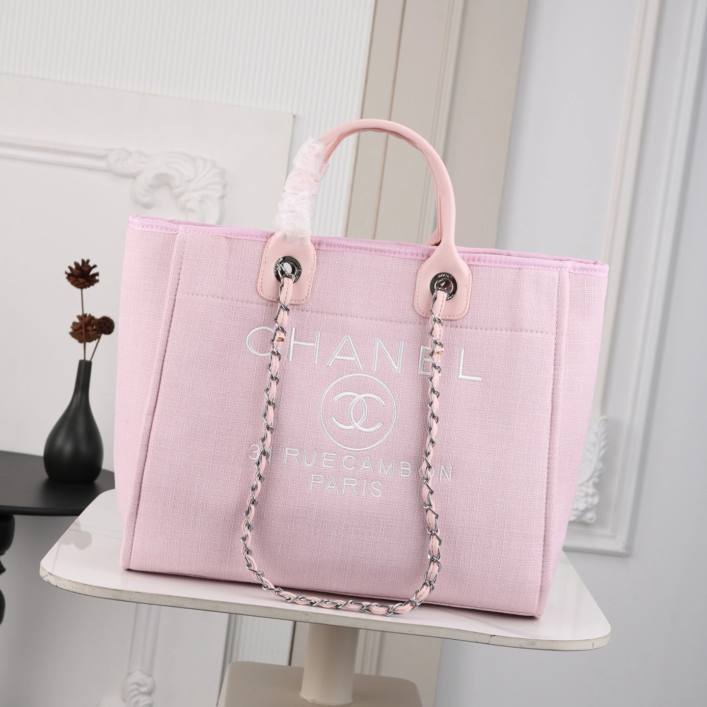 新作 19200💰 ビーチバッグ||👜 私は大容量のバッグが大好きで、特にこのシャネルのビーチバッグは最高!ビーチで必要なものをすべて収納できて、海辺で楽しい一日を過ごせます。🏖️ ☀️ このバッグはシンプルでスタイリッシュなデザインで、シャネルならではのクラシックな要素が詰まっていて、海辺で私をファッションの女神にしてくれます。🌊 👒 さらに、このバッグの