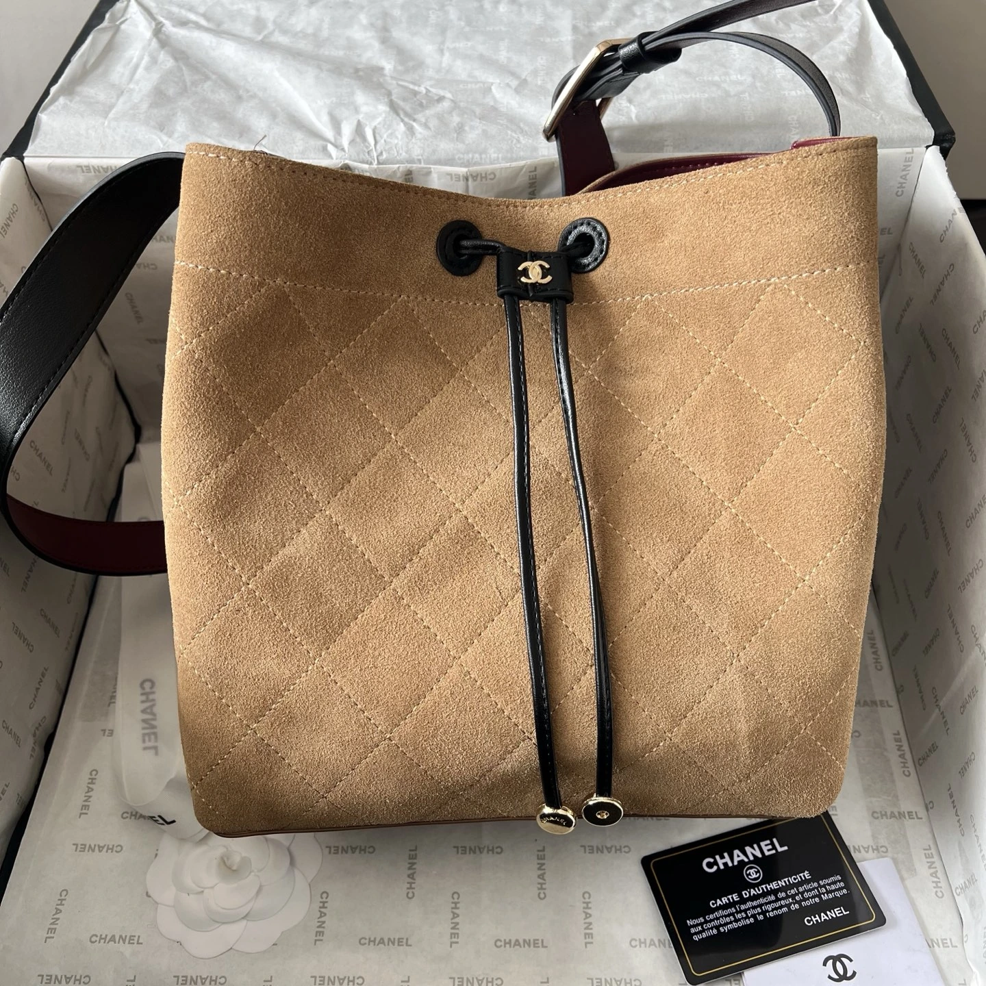 👑CHANEL26B新作バケットバッグのブラック&ゴールドがまたしても感動を呼んでいます!26Bシリーズはゆったりとしたシルエットで、~トップグレインのマットレザーは手触りが抜群で、柔らかな霧のような質感があり、バケット型のボディは型崩れしにくい!ショルダーストラップは自由に長さ調節が可能~バッグの側面に立体的なダブルCが施され、ブランドのアイデンティティを
