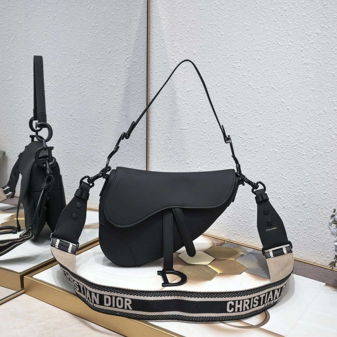 ⚠⚠️⚠️ラージサイズ 【♥️Dior サドル マットシリーズ 】【ブランド公式ボックス付き🎁】 ラージサイズ:25.5 x 20 x 6.5 cm Be a classic with classics 流行は移り変わるが、クラシックは永遠に。ファッションは循環する。モデル番号:6680 サドルバッグは誕生当初から、IT BagからAnti-IT Bagへ、