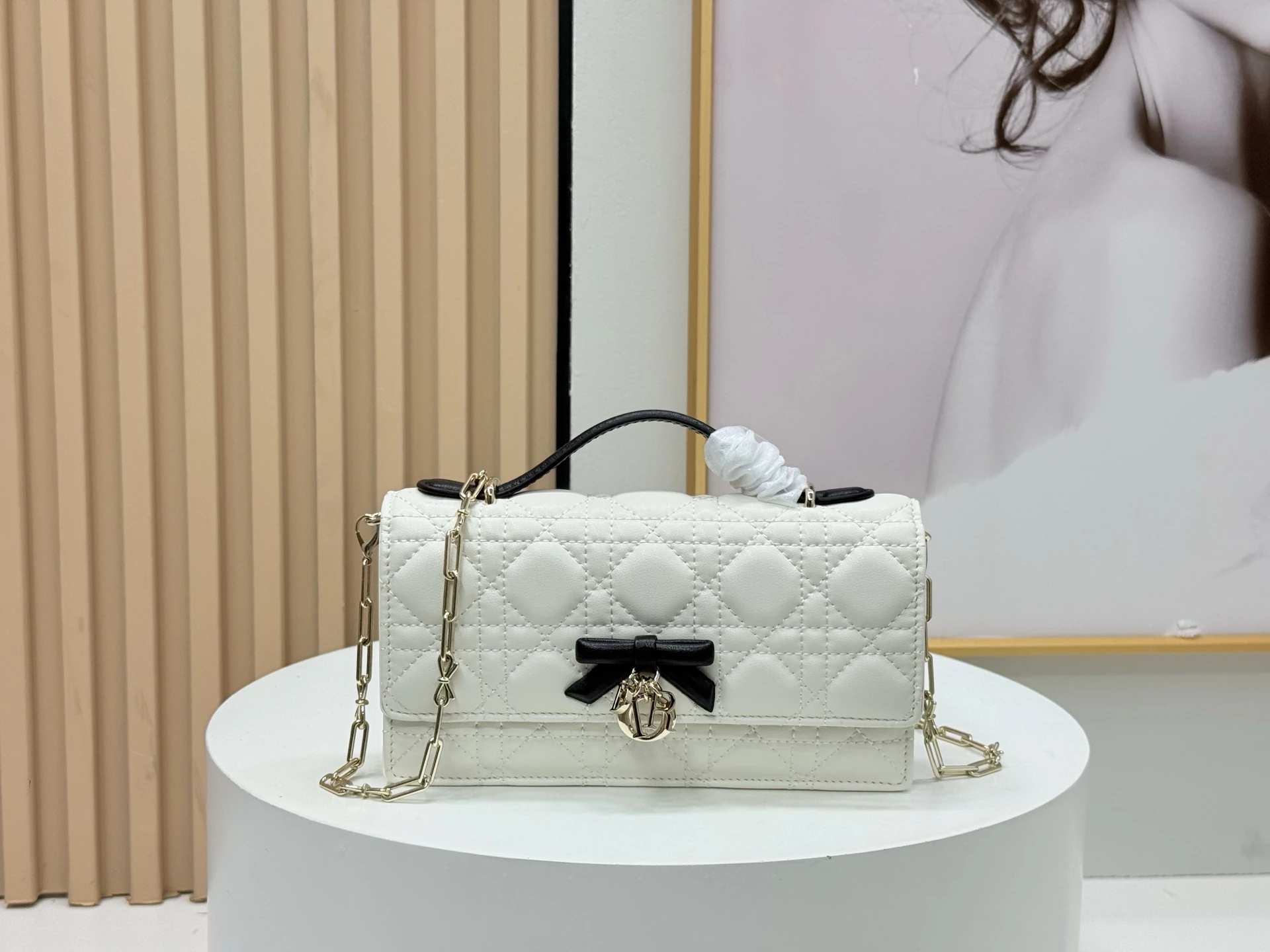 lady Dior リボン付きクロスボディバッグ 今シーズンの新作であるこのハンドバッグは、上部にハンドルが付いており、エレガントで実用的なデザインで、Lady Dior シリーズのラインナップをさらに充実させています。ラムレザーを丁寧に仕立て、ウィロー柄をあしらい、フラップデザインにD.I.O.R.のチャームを組み合わせることで、洗練された雰囲気を演出して