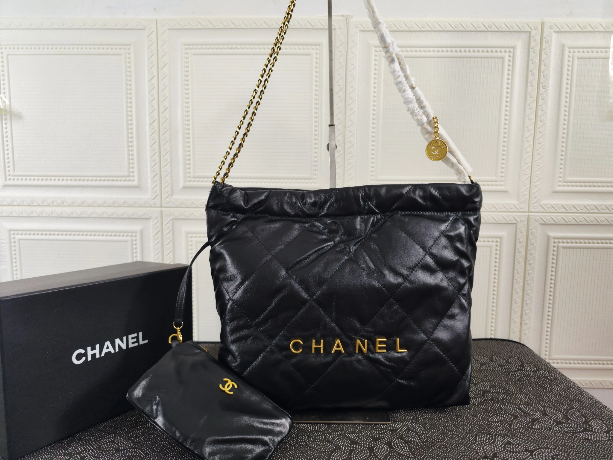 /220..CHANEL🔥!🔥!🔥!公式サイトの正規品がついに登場:モデル207-1 Mサイズ:39X42X8Cm 207-1:Sサイズ:35X37X7Cm:2022年春の新作在庫あり:牛革シリーズ。仔牛革の美しい光沢と、滑らかで繊細な肌触りが心地よい。カジュアルなドローストリング付きボディバッグで、大容量かつスタイリッシュでどんなスタイルにも合わせやすい