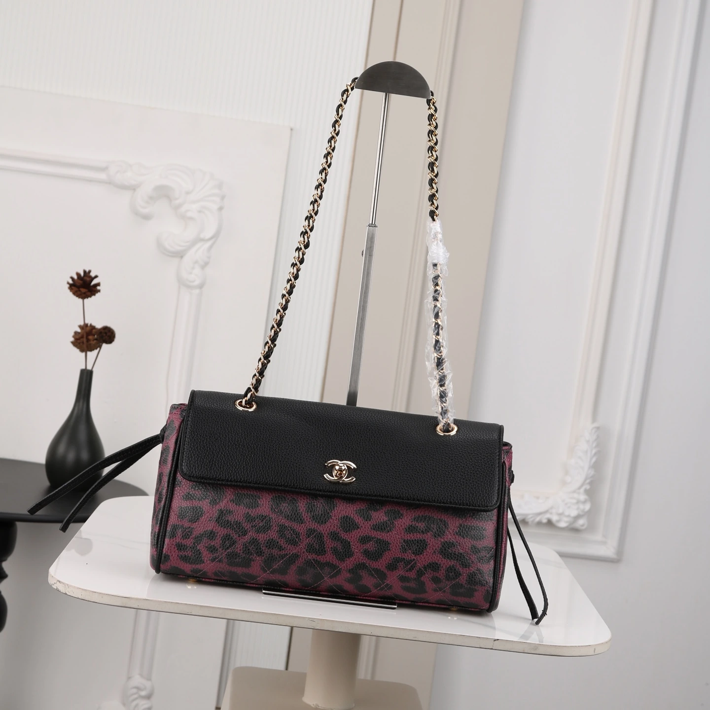 新作19200💰CHANEL|26aのチェーン付きバゲットバッグ、なかなか面白いね!||Chanel26aの今シーズンのバッグは本当に面白いですね🤔️ 特にこのミディアムサイズのバゲット🥖。ハンドルが調節可能なチェーンになり、🉑️手持ち🉑️クロスボディと使い分けられ、より洗練された高級感が生まれています。半透けの留め具がフラップタイプに変わって、中身が落ちる