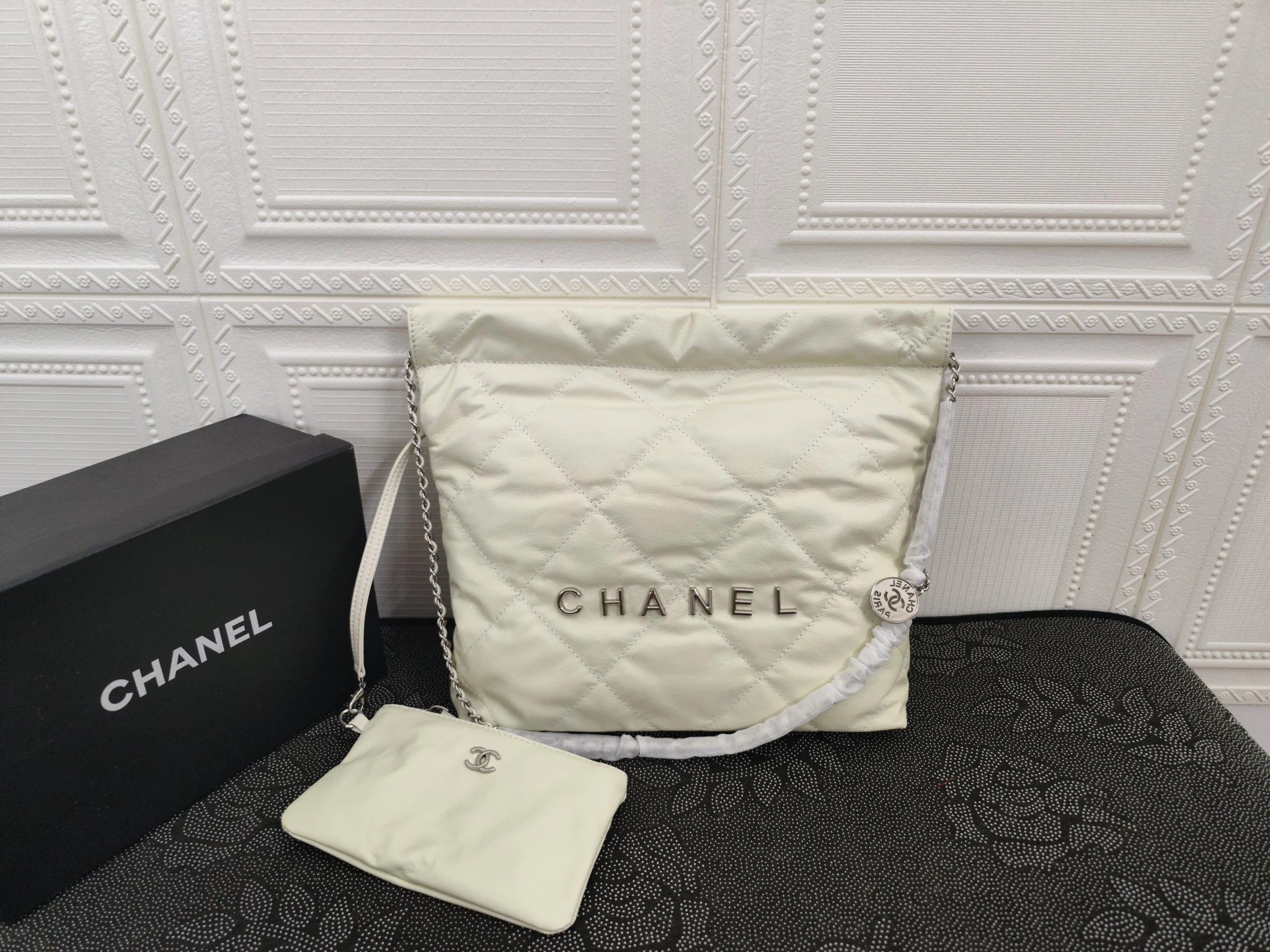 /220..CHANEL🔥!🔥!🔥!公式サイトの正規品がついに登場:モデル207-1 Mサイズ:39X42X8Cm 207-1:Sサイズ:35X37X7Cm:2022年春の新作在庫あり:牛革シリーズ。仔牛革の美しい光沢と、滑らかで繊細な肌触りが心地よい。カジュアルなドローストリング付きボディバッグで、大容量かつスタイリッシュでどんなスタイルにも合わせやすい