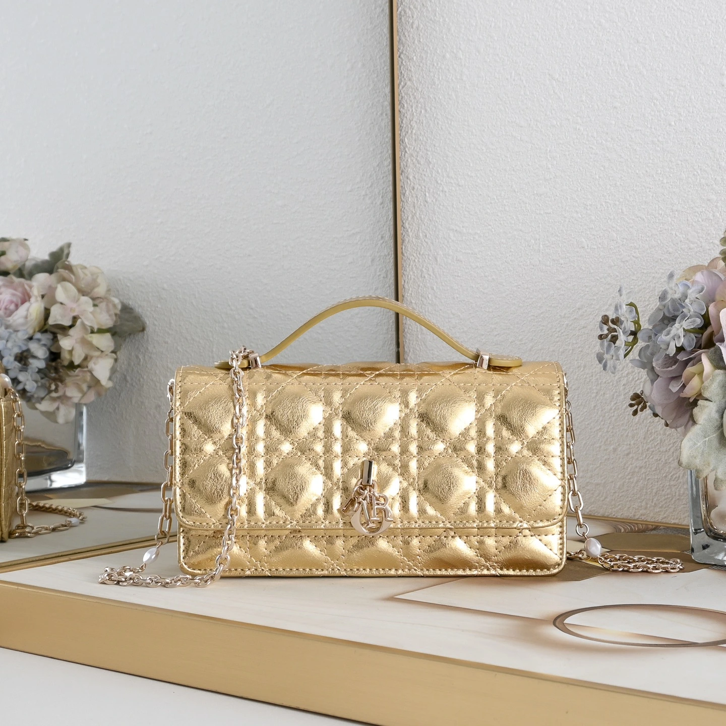 Sサイズ モデル番号:CD-2023 シープスキン レディ Dior パールクラッチバッグ ❤️❤️ 専用ボックス付き このクラッチバッグは今シーズンの新作で、上部にハンドルが付いており、エレガントかつ実用的で、Lady Dior シリーズのラインナップをさらに充実させています。ラッカーレザーを丁寧に仕立て、ウィローパターンをあしらい、フラップデザインにD