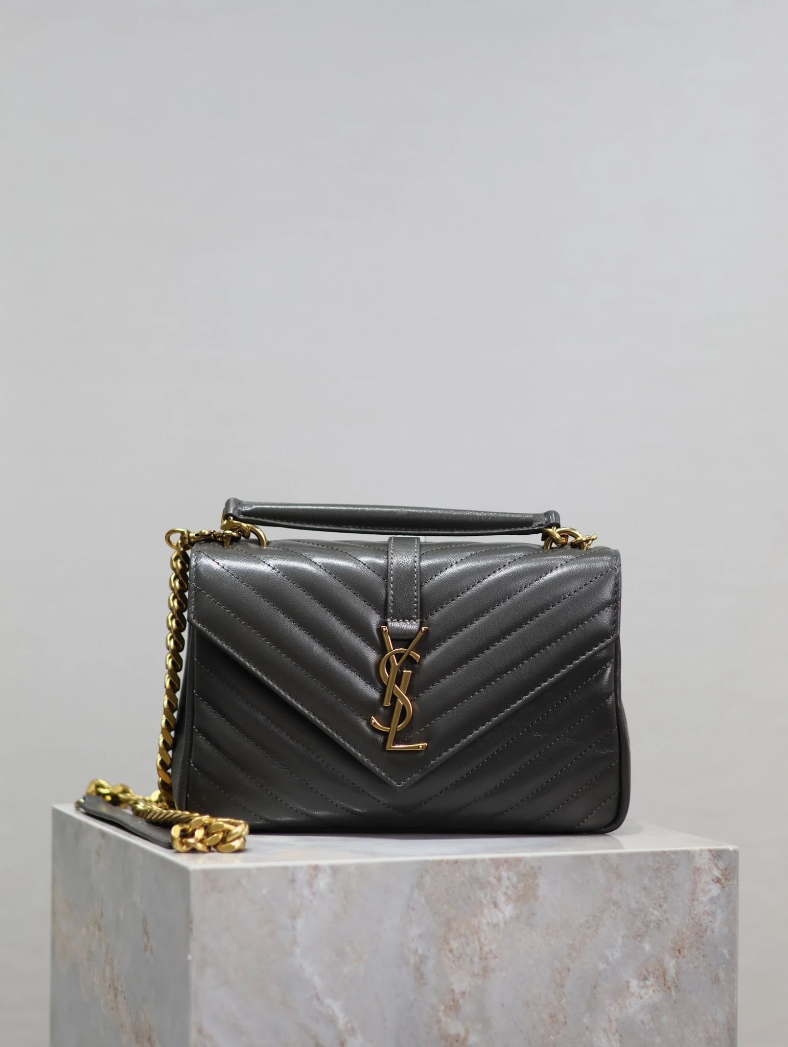 ブラック・シルバーバックル_24cm #Monogram college# YSL不朽の名作メッセンジャーバッグ、超ホットな人気モデル24Cm、ストリートスナップの必須アイテム、多くのセレブやハリウッドの女神たちが選ぶ定番モデル。どんなコーディネートでも映え、違和感ゼロ。カジュアルな装いには気取らないクールさを、フォーマルな装いには上品で華やかな雰囲気を演出。どんなシーンでも使えるバッグ!!今年の「イットバッグ」は間違いなくこれ! 型番:392737 サイズ:24x17x6cm