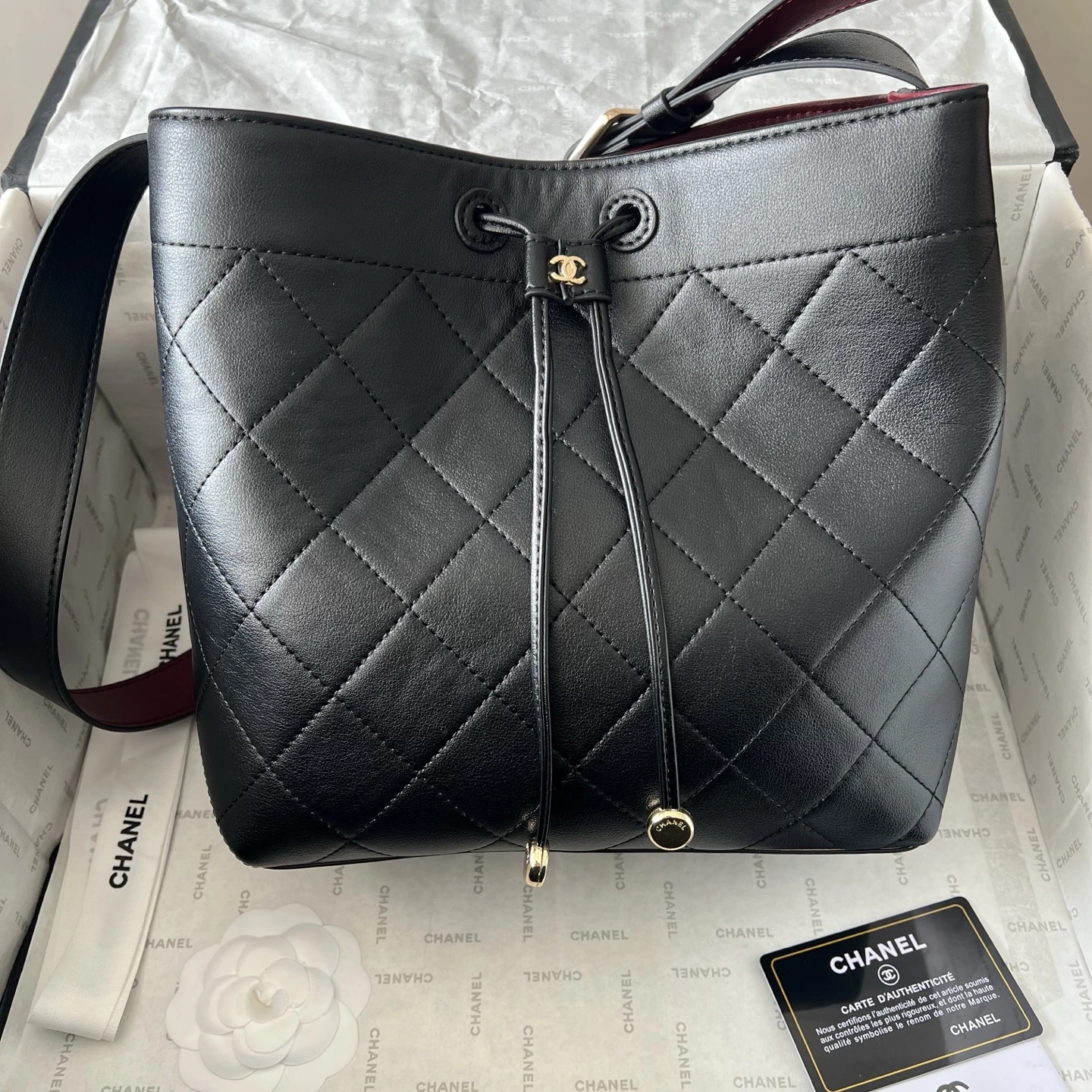 👑CHANEL26B新作バケットバッグのブラック&ゴールドがまたしても感動を呼んでいます!26Bシリーズはゆったりとしたシルエットで、~カーフレザーの肌触りが素晴らしく、柔らかなマット感が特徴。バケット型のボディは型崩れしにくい!ショルダーストラップは自由に長さ調節が可能~バッグの側面に立体的なダブルCが施され、ブランドのアイデンティティが際立っています。同