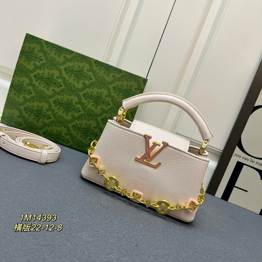 /290/:270 「カプシーヌ」バッグは、「ハーモニー」コレクションのデザイン要素を取り入れ、華やかなチェーンでモノグラムの花柄から得たインスピレーションを表現しています。タウリヨン牛革製のボディには、樹脂コーティングを施したLVのロゴがアクセントとして配され、外側に開くことも内側に折りたたむこともできるフラップを開けると、複数のポケットを備えた整然とした