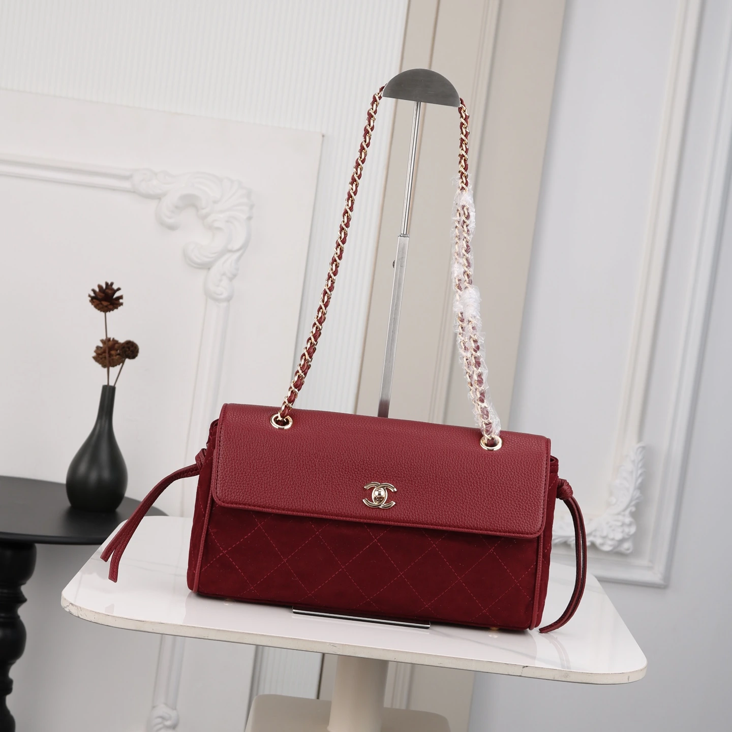 新作19200💰CHANEL|26aのチェーン付きバゲットバッグ、なかなか面白いね!||Chanel26aの今シーズンのバッグは本当に面白いですね🤔️ 特にこのミディアムサイズのバゲット🥖。ハンドルが調節可能なチェーンになり、🉑️手持ち🉑️クロスボディと使い分けられ、より洗練された高級感が生まれています。半透けの留め具がフラップタイプに変わって、中身が落ちる