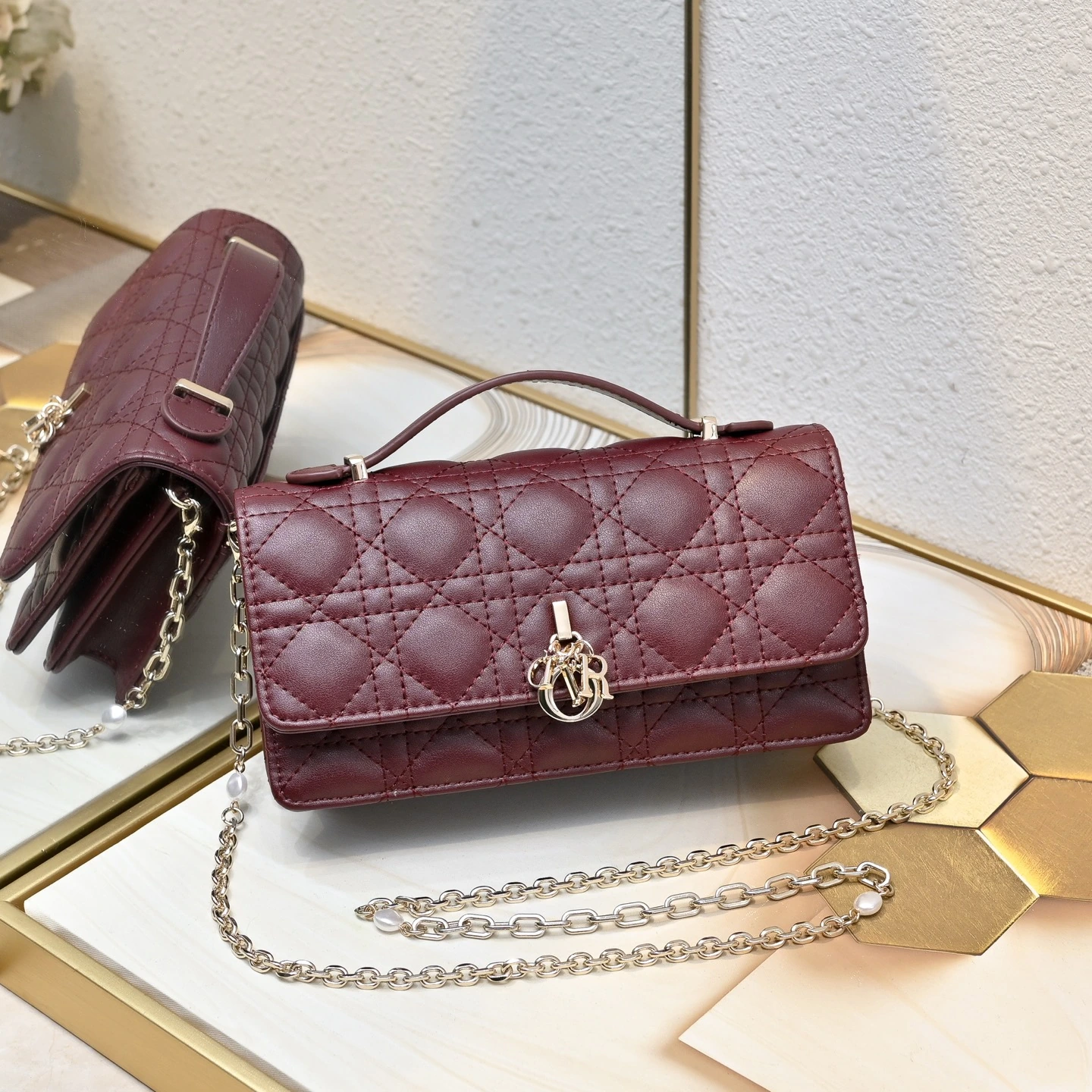Sサイズ モデル番号:CD-2023 シープスキン レディ Dior パールクラッチバッグ ❤️❤️ 専用ボックス付き このクラッチバッグは今シーズンの新作で、上部にハンドルが付いており、エレガントで実用的。Lady Dior シリーズのラインナップをさらに充実させます。ラッカーレザーを丁寧に仕立て、ウィローパターンをあしらい、フラップデザインにD.I.O