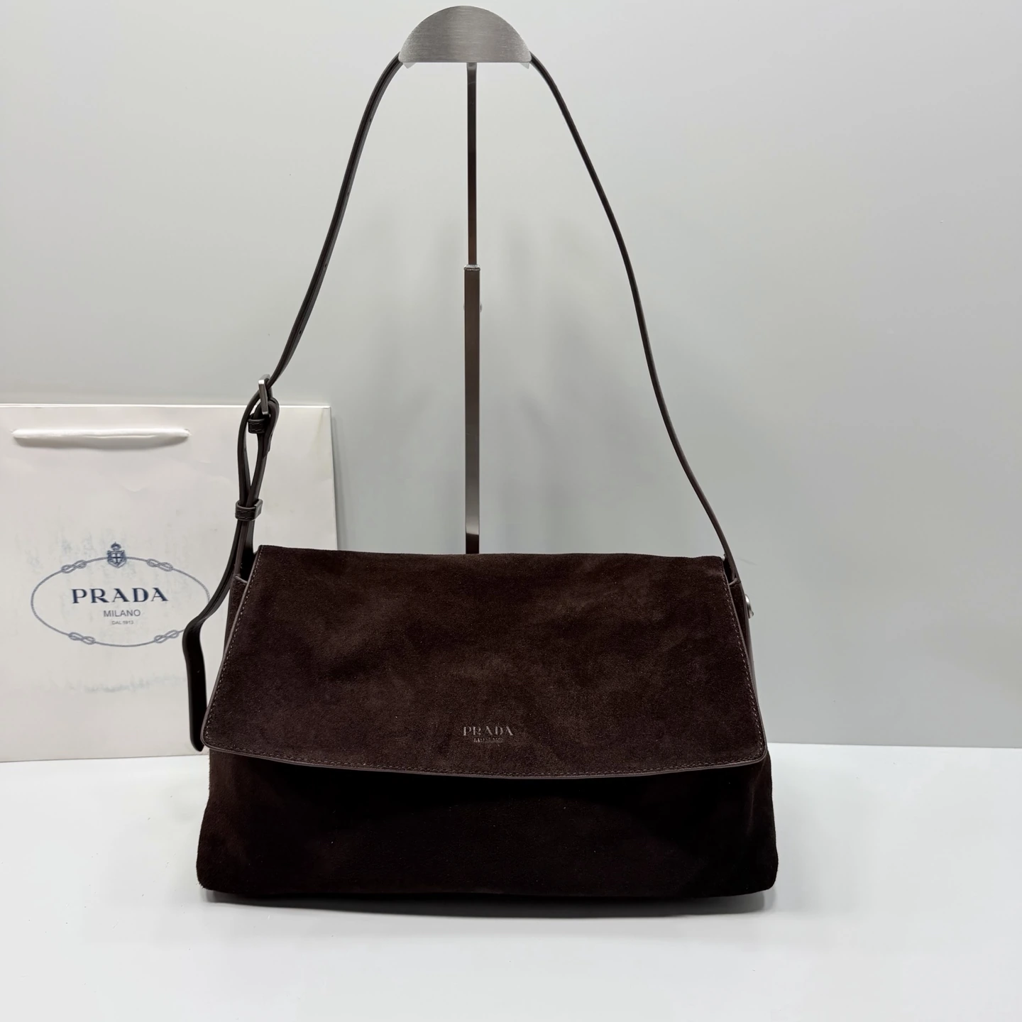 {マットなネイビーグレー}新着〰️ 𝐏𝐫𝐚𝐝𝐚|ミラード スエード フラップ付きアンダーアームバッグ🍁 トップグレードのスエード素材で、レトロな雰囲気を存分に演出。柔らかくくたっとしたカジュアルなシルエットで、ゆったりとした「オールドマネー」スタイルを完璧に表現。長さ調節可能なショルダーストラップで、ショルダーバッグとしてもクロスボディバッグとしてもお使いい