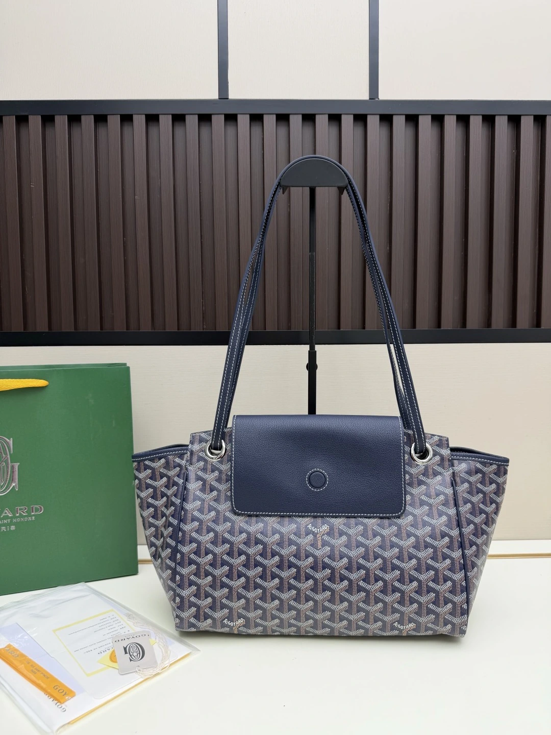 「Rouette bag（ルーエット・バッグ）」は、Goyar（ゴヤール）のモジュラーコンセプトを体現したバッグです。固定式のスライドショルダーストラップ、折りたたみ式のサイドパネル、マグネット式のレザーフラップを採用することで、22通りの異なる持ち方を可能にしています。そのため、あらゆるスタイルやニーズに応え、いつでも自由にスタイリングを変えることができま