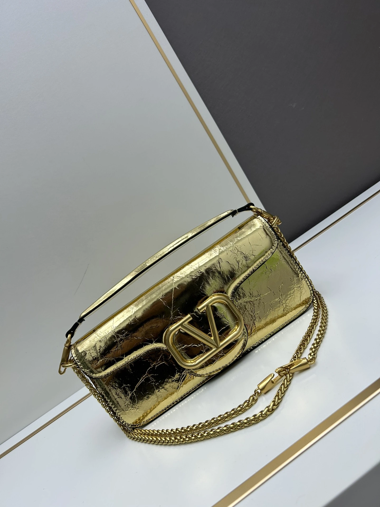 🌺新商品ロット19220🌺 ヴァレンティノ 2022年早春コレクション# クラシックなバッグがアップデートされ、ストリートの注目の的。 ボディとストラップには象徴的なスタッズがあしらわれ、新色も登場。無限のコーディネートが可能に! メタルチェーンと上質なレザーが織りなすユニークなダブルハンドルは、取り外してクラッチバッグとしても使用可能。多彩なスタイリングで